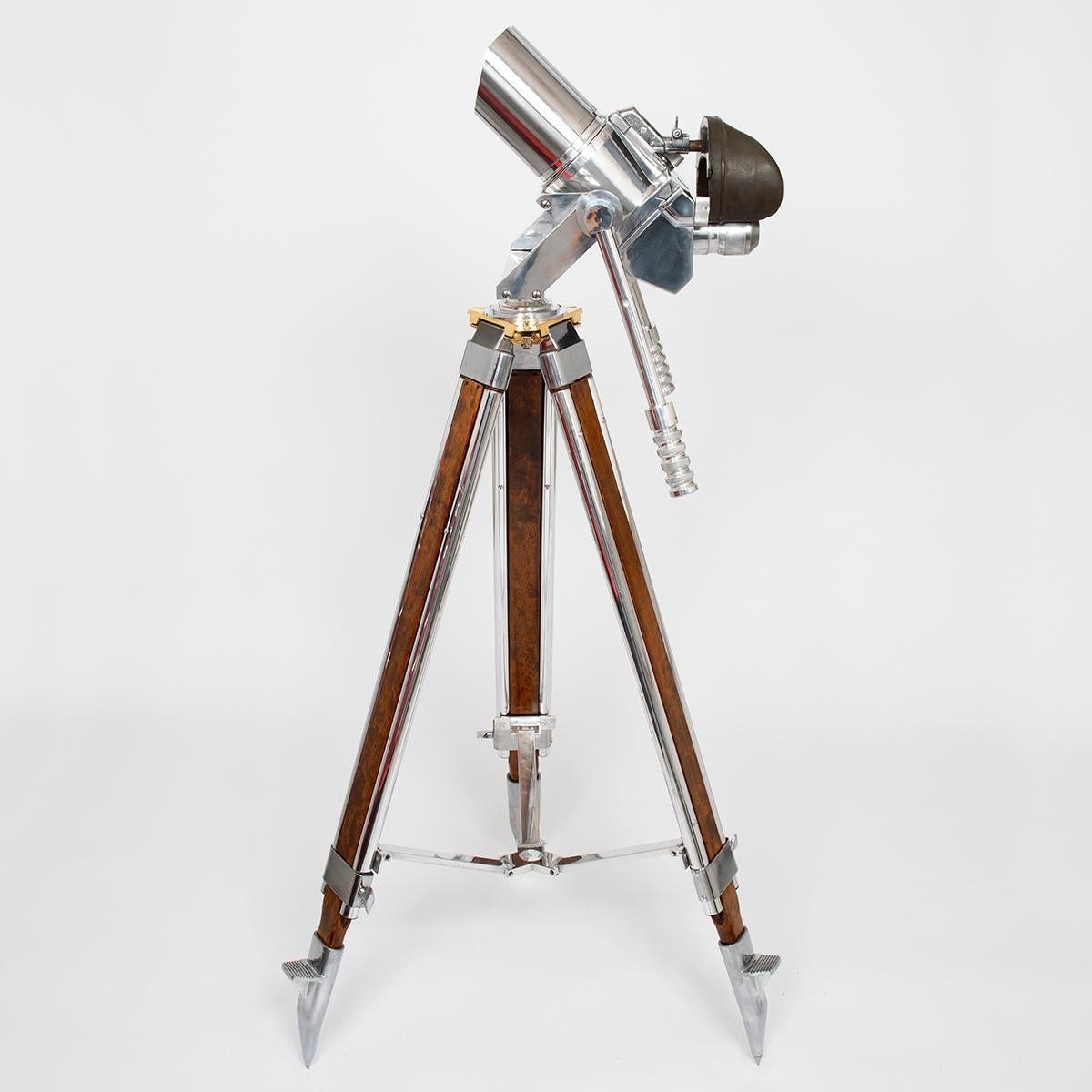 Binocolo tedesco 10 x 80 della Seconda Guerra Mondiale: Questo binocolo Emil Busch veniva utilizzato principalmente dagli equipaggi dell'artiglieria contraerea della Luftwaffe per individuare e identificare gli aerei nemici e per dirigere i