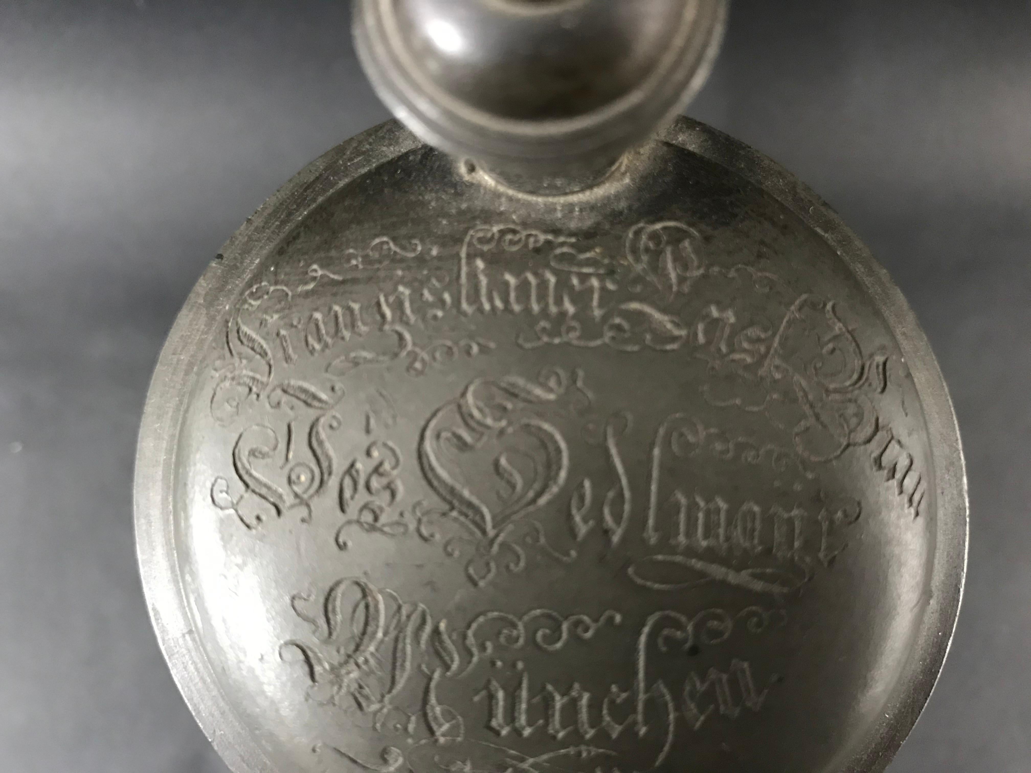 Old German beer mug with its finely engraved pewter lid.
Big mug in pewter and terracotta. It is engraved on the pewter lid with Germanic phrases: We can read 