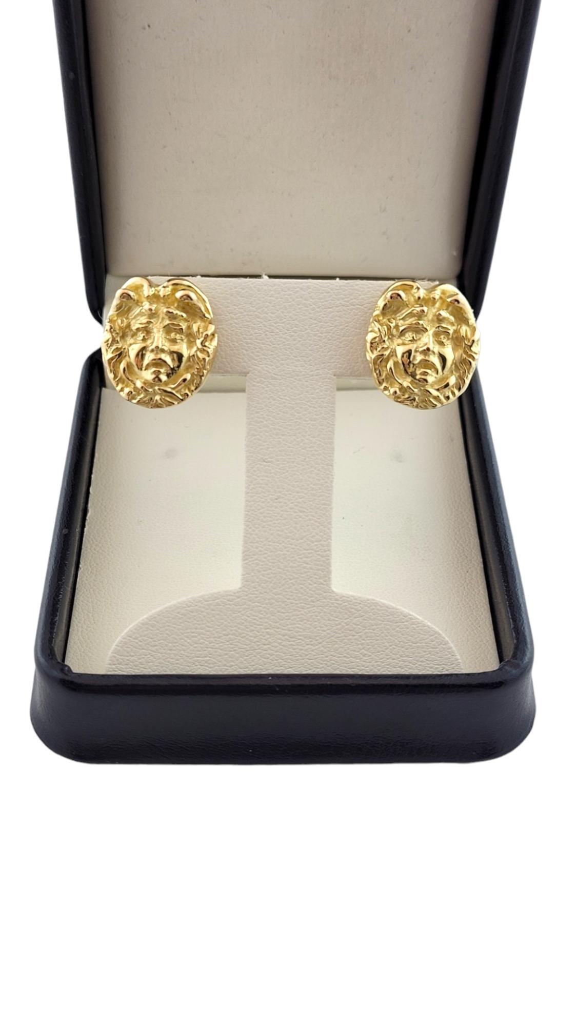 Germano 18K Gelbgold Italienische Medusa Ohrringe

Germano-Ohrstecker mit Medusa-Gesicht aus 18 Karat Gelbgold.

Geprüft 18K.

Punze: GERMANO

Gewicht: 12,85 g/ 8,26 dwt.

Abmessungen: 16,95 mm X 15,96 mm X 3,71 mm/ .667 in. X .628 in. X .14