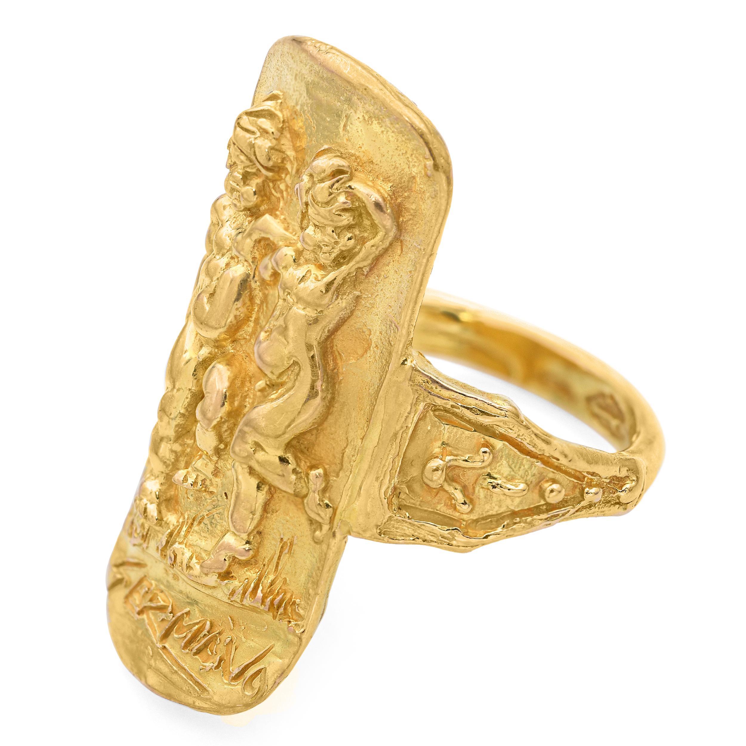 Este anillo caprichoso y artístico de Germano está elaborado en rico oro amarillo de 18 quilates y presenta dos figuras infantiles desnudas que bailan en alegre movimiento. El diseño escultural capta una sensación de inocencia, libertad y energía