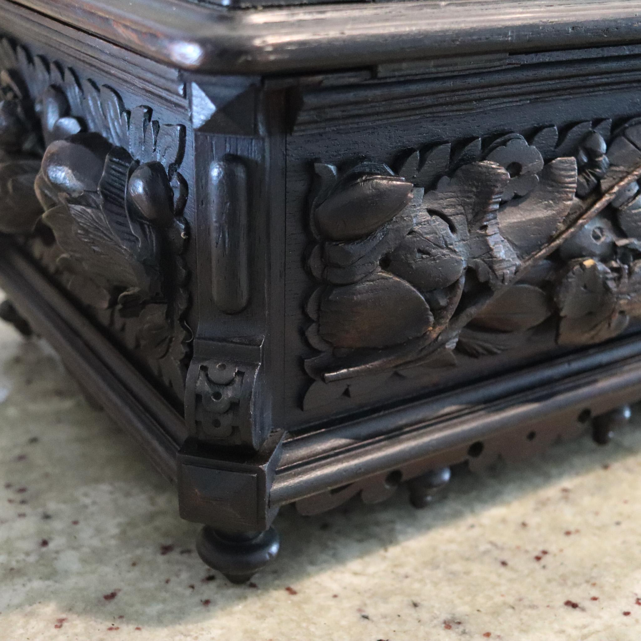 ALLEMAGNE 1870 Black Forest Boîte à cigares surdimensionnée en bois de chêne massif sculpté en vente 2