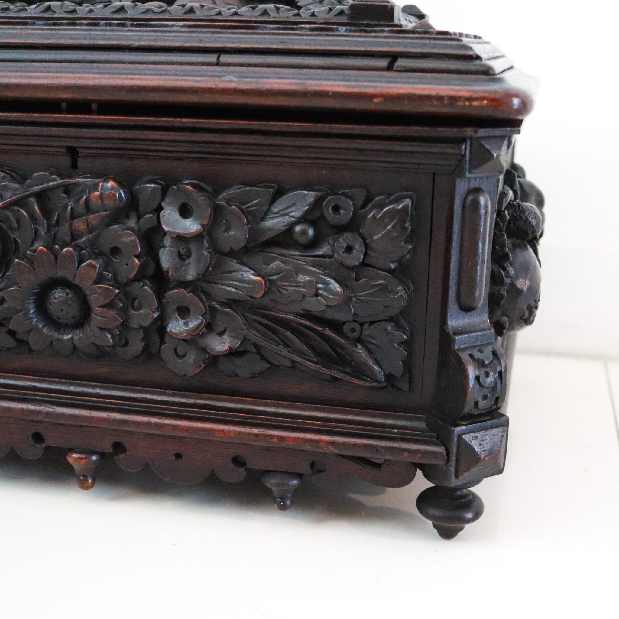 Allemand ALLEMAGNE 1870 Black Forest Boîte à cigares surdimensionnée en bois de chêne massif sculpté en vente