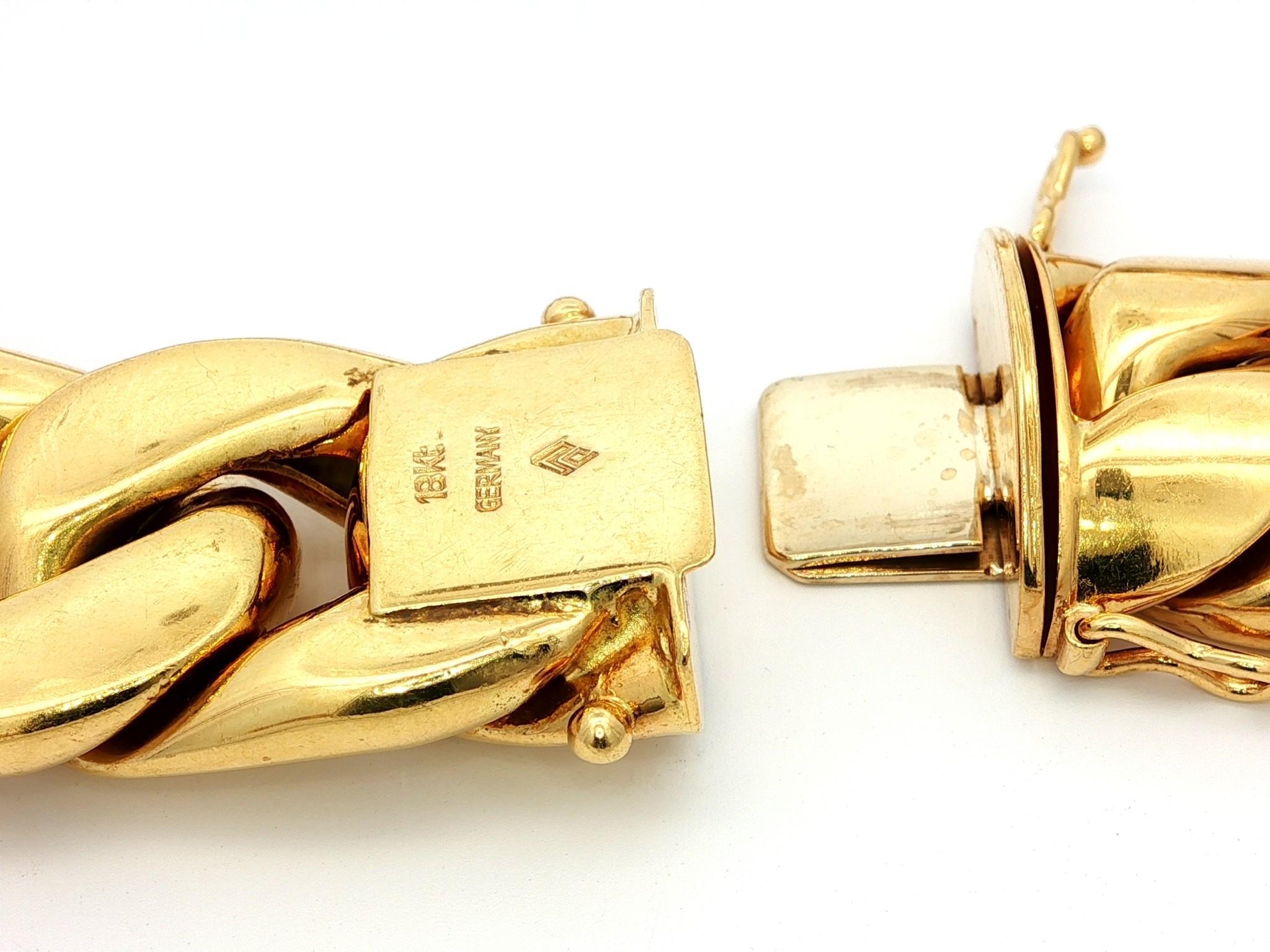 Collana di grandi dimensioni e pesante!

Materiale: Oro giallo massiccio 18 carati 
Peso: 190,97 grammi
Tipo di catena: A Link largo e soffiato
Lunghezza della catena: 17 pollici di lunghezza indossabile
Chiusura: Chiusura a pressione con doppia