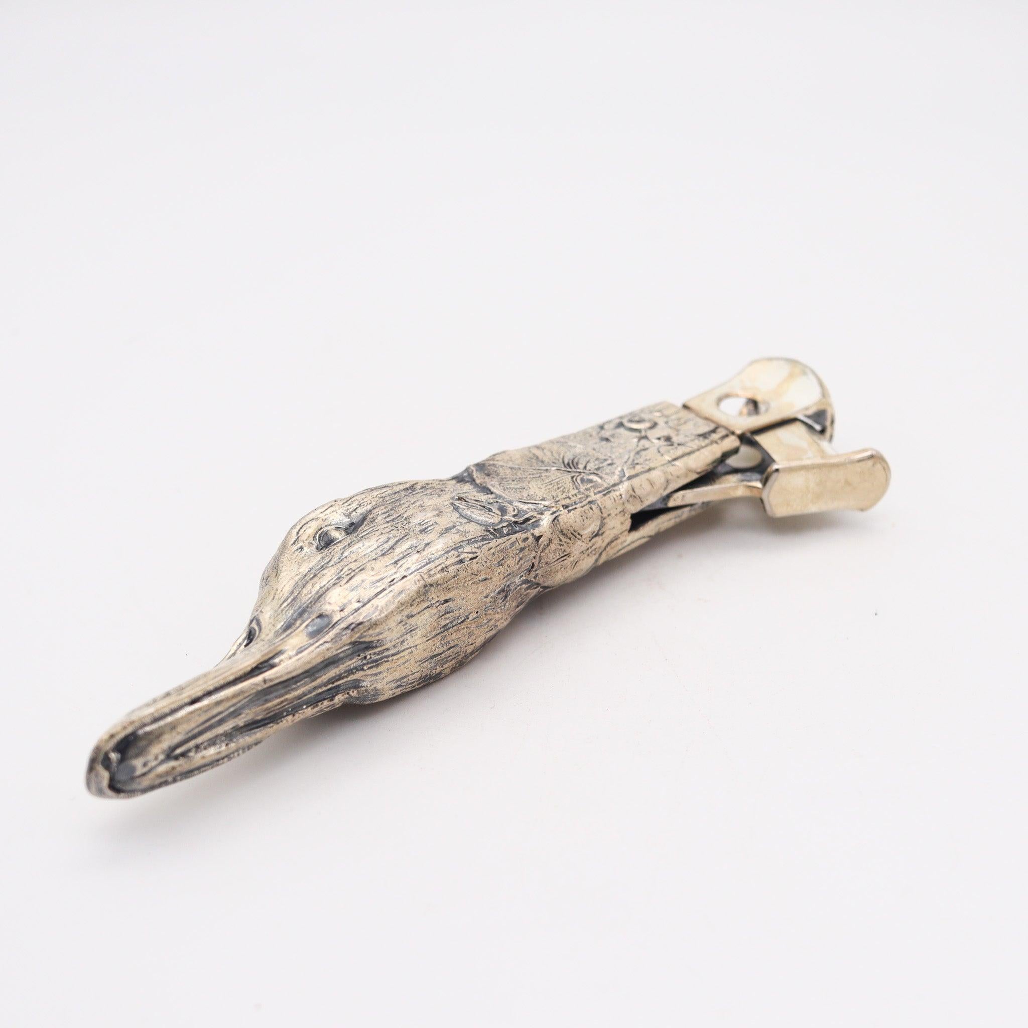 Coupe-cigare art-nouveau fabriqué en Allemagne.

Il s'agit d'un magnifique coupe-cigare créé en Allemagne à la fin de la période art-nouveau, dans les années 1910-1920. Le coupe-cigare a été façonné en forme de canard, avec d'étonnants détails