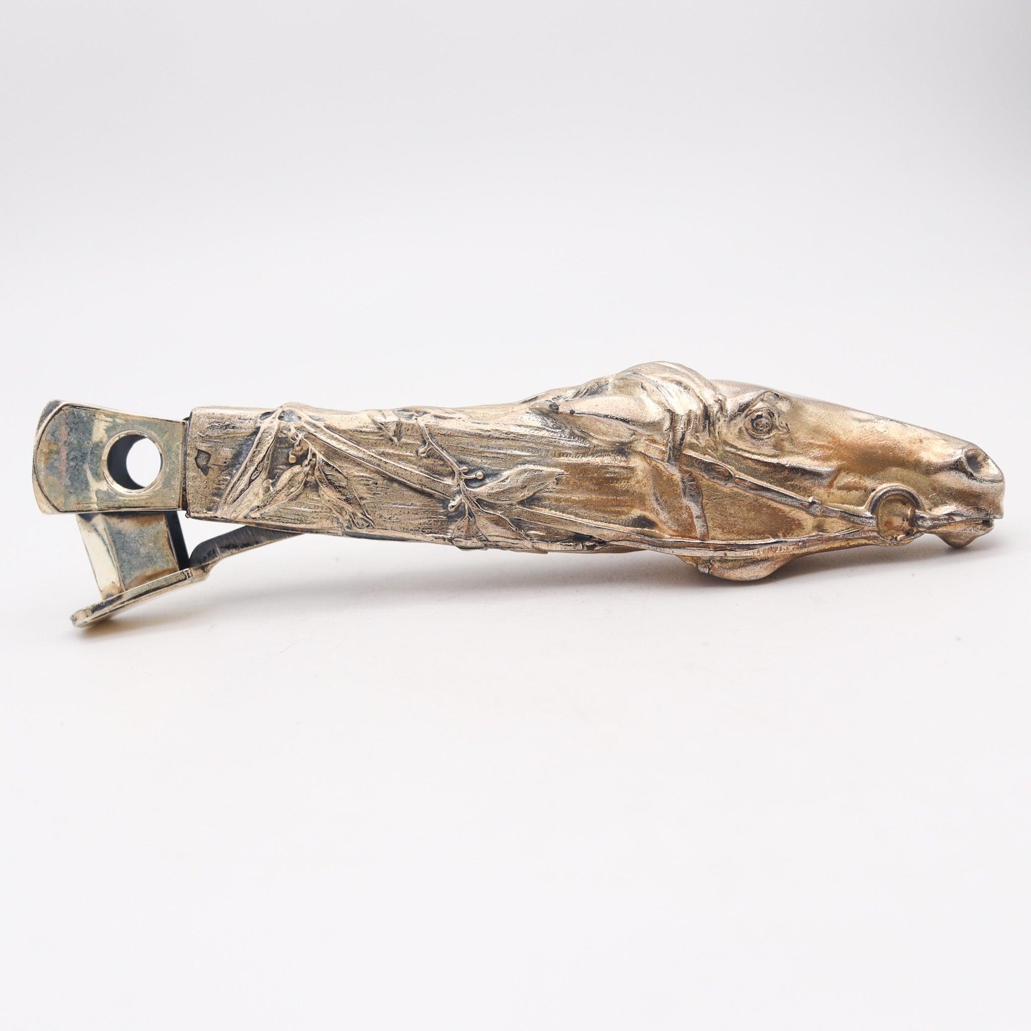 Coupe-cigare art-nouveau fabriqué en Allemagne.

Il s'agit d'un magnifique coupe-cigare créé en Allemagne à la fin de la période art-nouveau, dans les années 1910-1920. Le coupe-cigare a été conçu en forme de cheval de course, avec d'étonnants