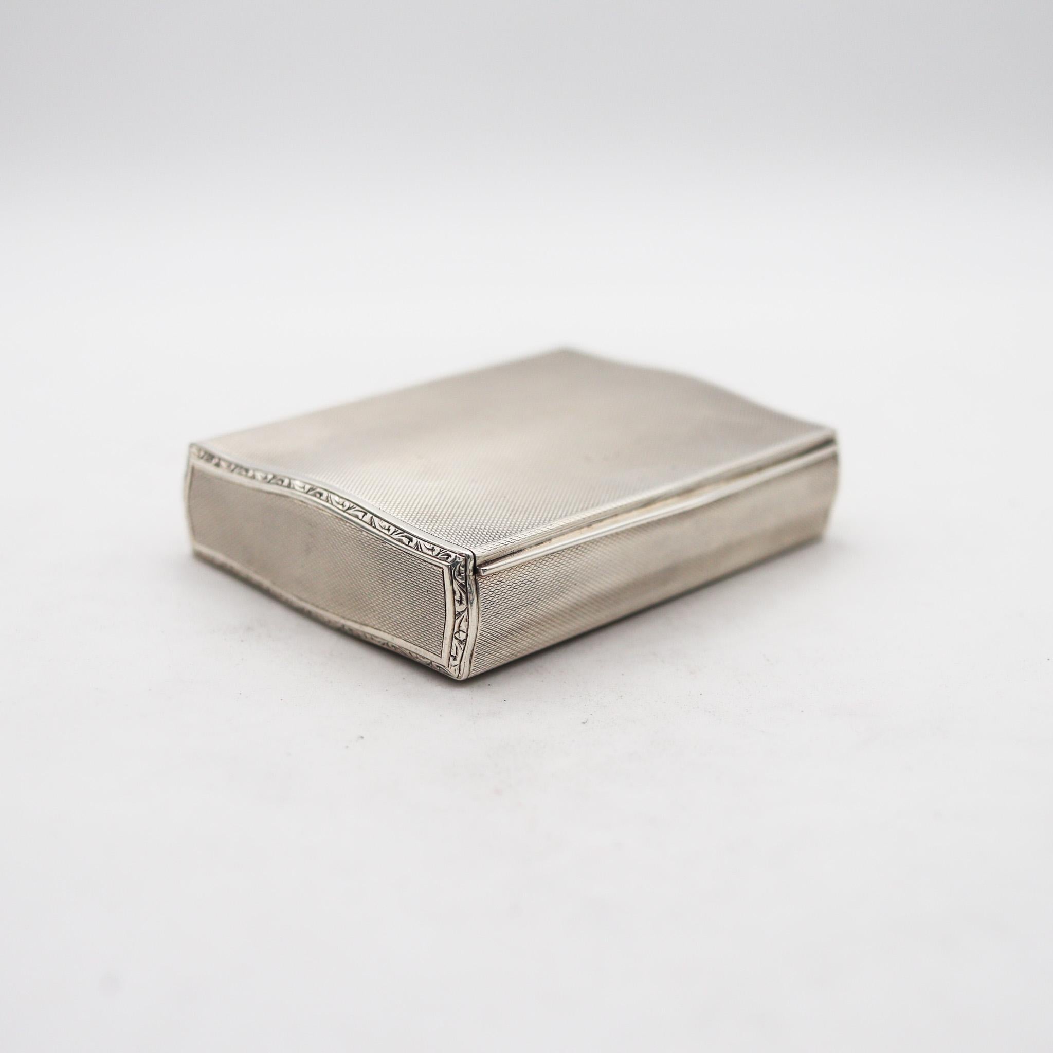 Eine guillochierte Schachtel aus Deutschland

Schöne Schachtel aus der Zeit des Art déco in Deutschland, ca. 1925. Diese außergewöhnliche Zigaretten-Schnupftabakdose wurde sorgfältig mit einer gewellten rechteckigen Form aus massivem .935/.999er