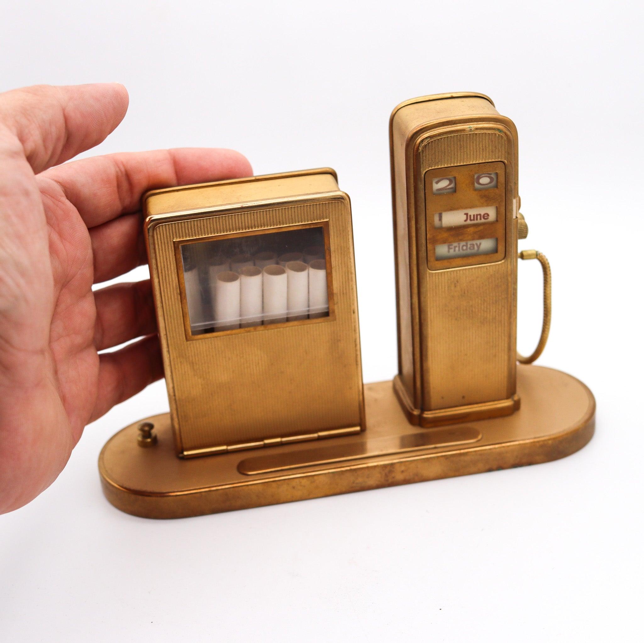 ALEMANIA 1930 Art Decó Dispensador de cigarrillos de gasolinera, percutor y calendario Latón