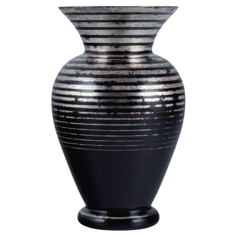 Allemagne, vase en verre Art Déco avec incrustations horizontales argentées.