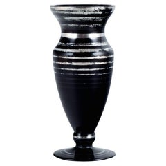 Deutschland, Art-Déco-Vase aus Kunstglas mit Silberintarsien