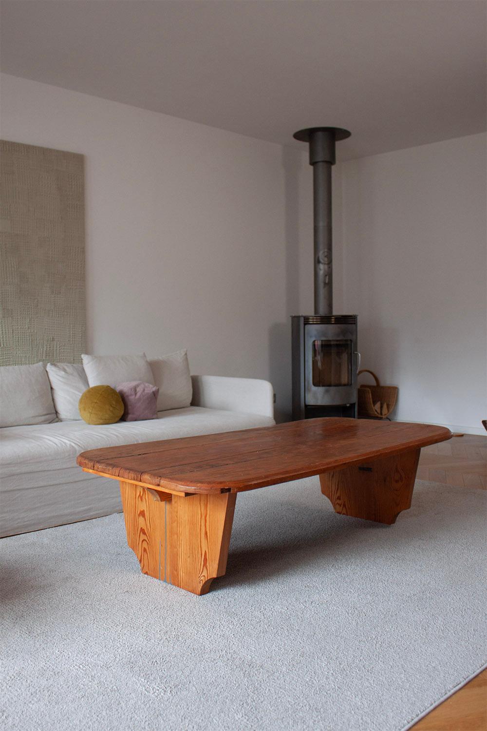 Mesa de sofá de madera de estilo rústico alemana hecha con la encimera de una antigua panadería Tallado a mano en venta