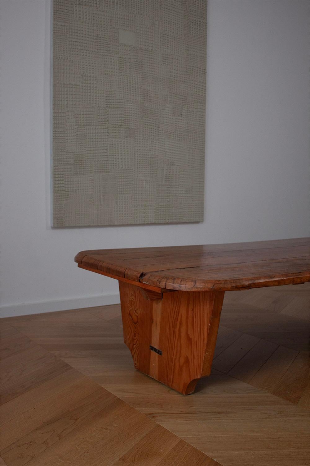 Mesa de sofá de madera de estilo rústico alemana hecha con la encimera de una antigua panadería Latón en venta