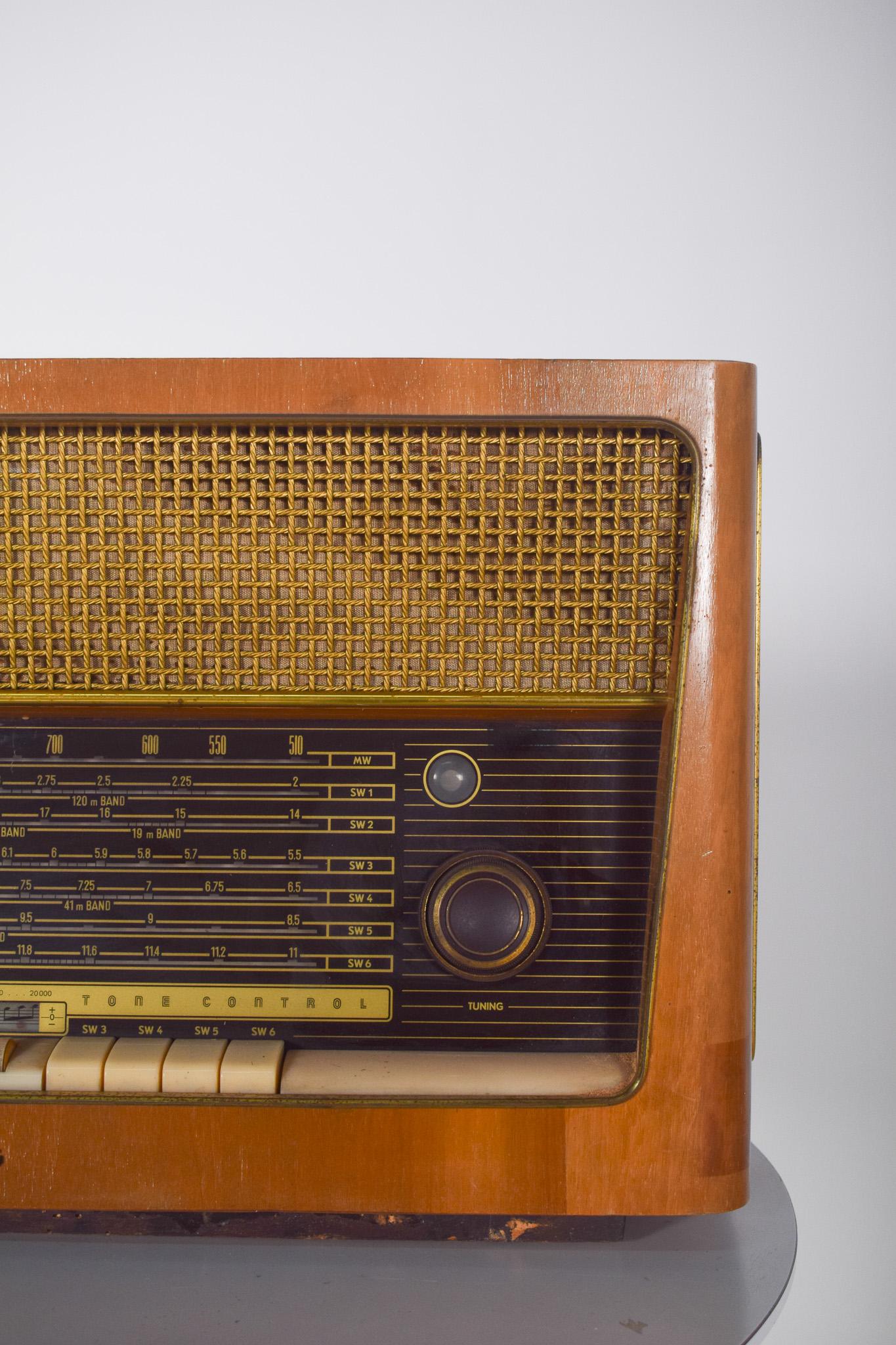 Mid-Century Modern Germany Grundig Table Radio, Hi Fi Sound. For Sale