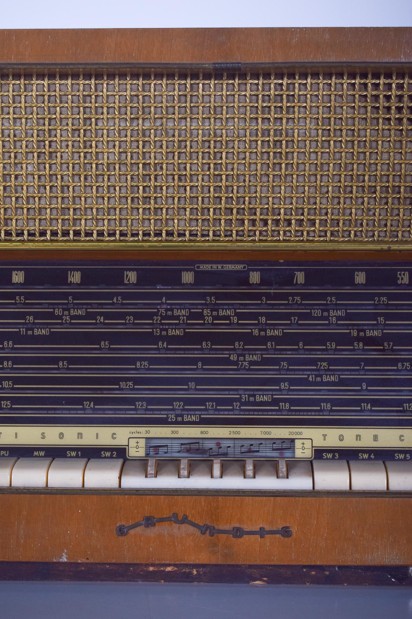 Germany Grundig Table Radio, Hi Fi Sound. In Fair Condition For Sale In Lisboa, Lisboa