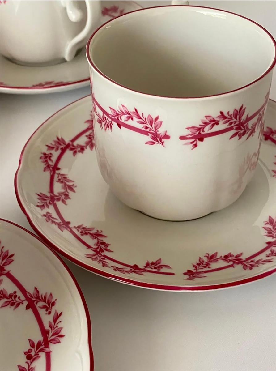 Service à thé ou à café blanc et rose. 25 pièces en porcelaine.
1 Pot à lait
1 Café et théière
1 pot à sucre
Elle a été fabriquée en Allemagne, vers 1950.