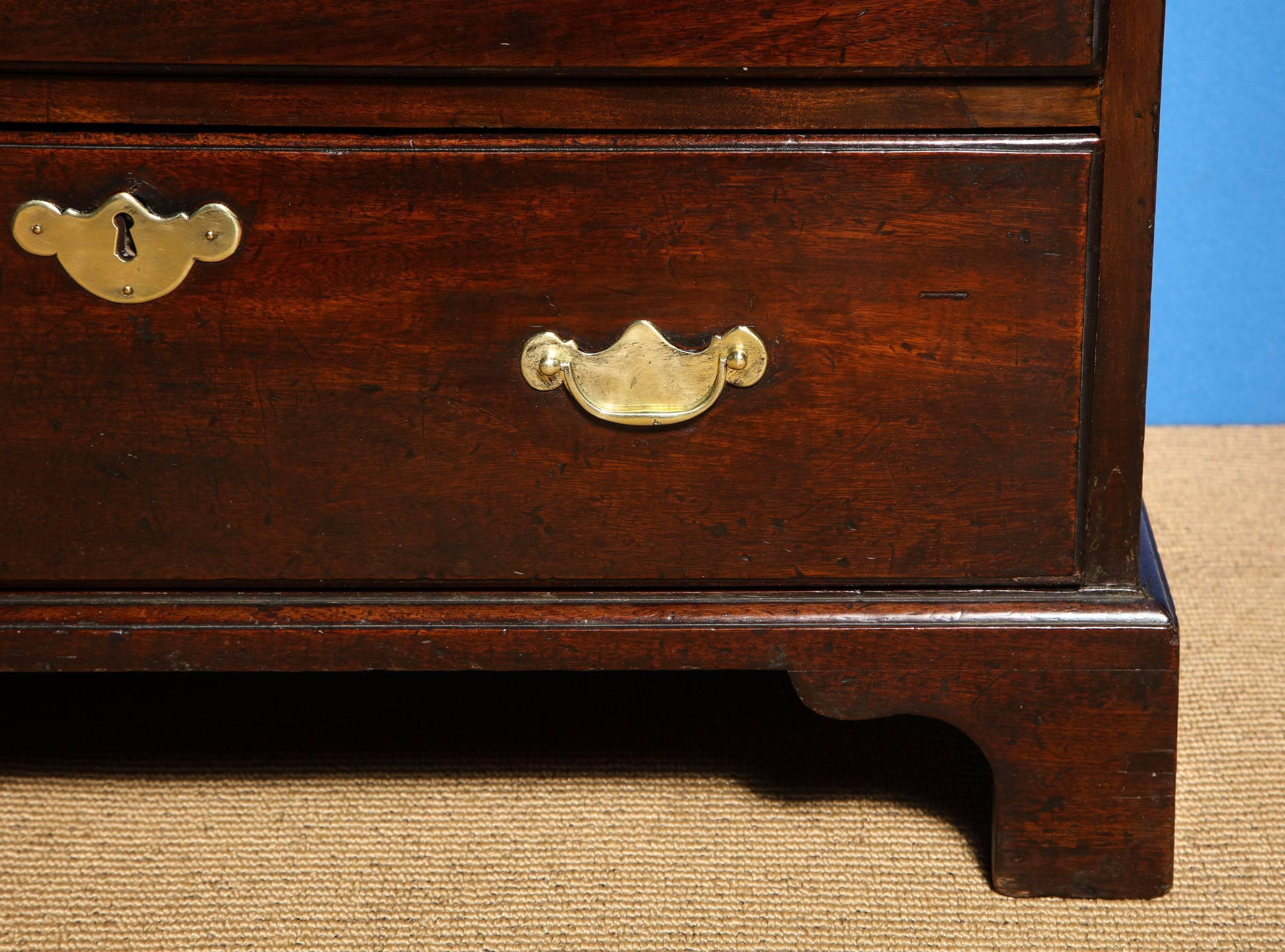 George II Mahogany Bachelor's Chest of Drawers, English, circa 1750 in Stock For Sale 4