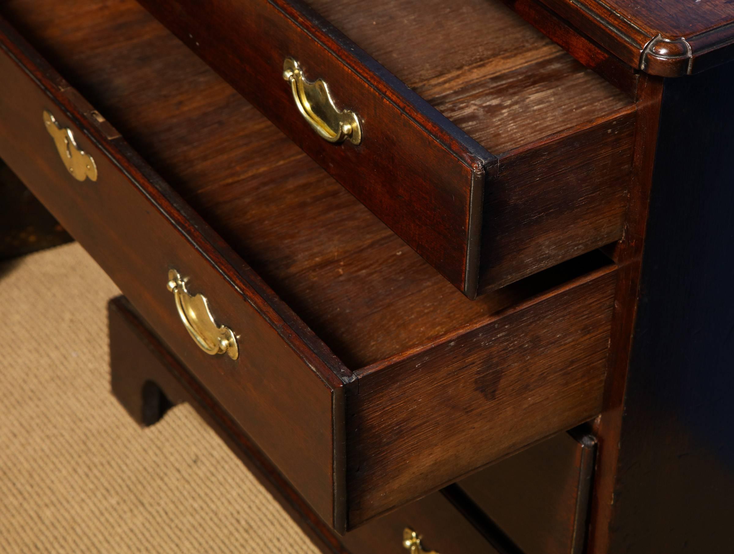 George II Mahogany Bachelor's Chest of Drawers, English, circa 1750 in Stock For Sale 2