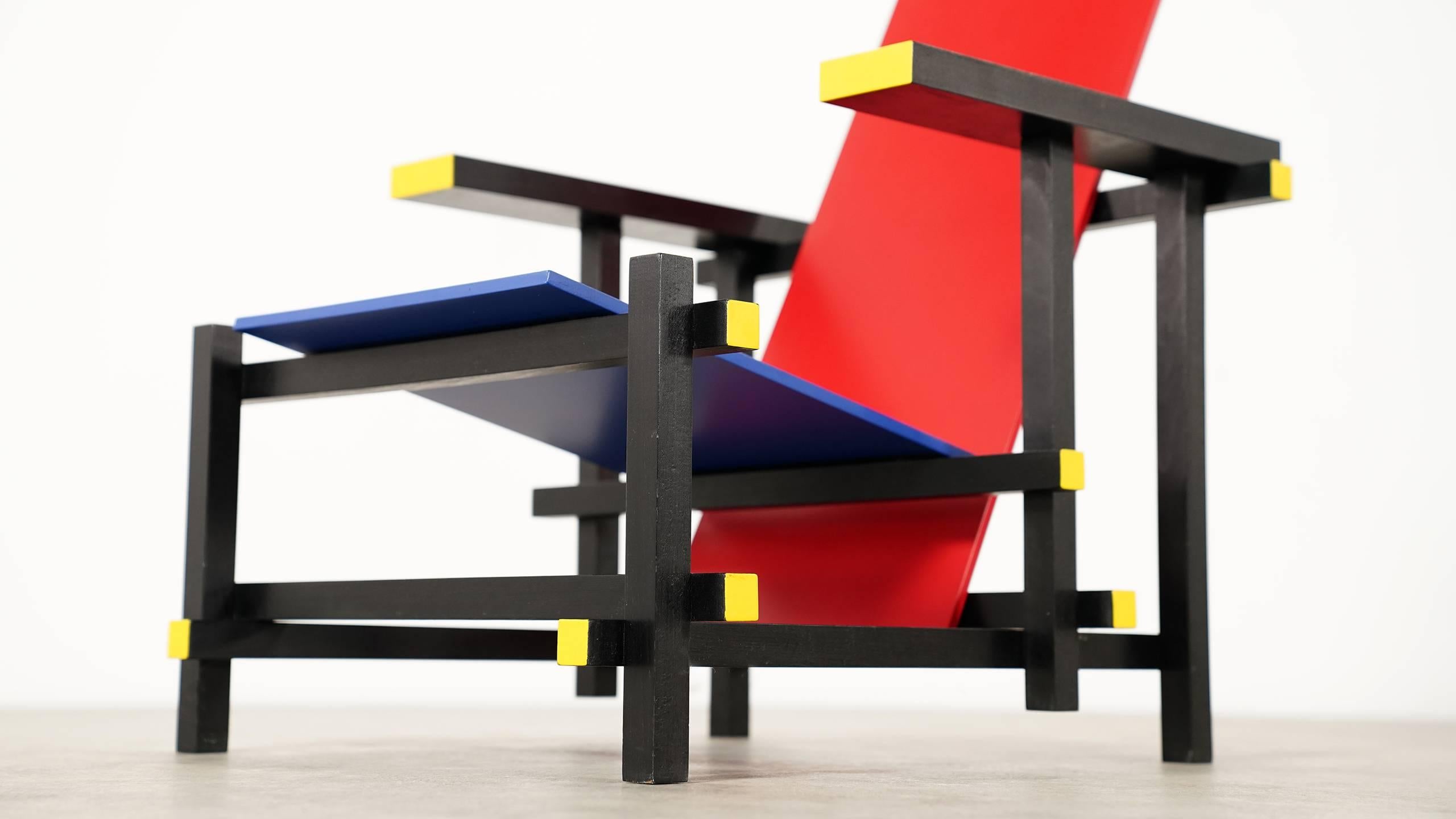 Shown chair is a true-to-scale replica of Gerrit Rietveld’ s red blue chair.
Dating from the 1970s, built in the workshop of Münster’ s Academy for Design.

Completely like the original, very nice condition!