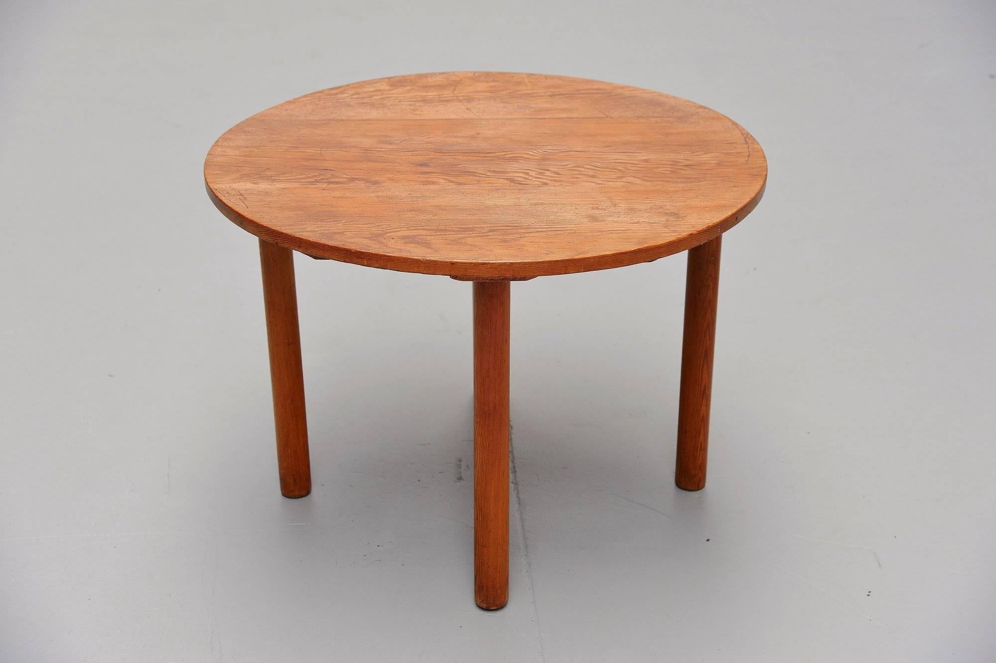 Unique coffee table designed and made by Gerrit Thomas Rietveld, designed for Gabriel Smit, poet, writer and reporter. At the time of his marriage, Gabriel Smit furnished his interior with furniture designed by Gerrit Rietveld in 1930. Including