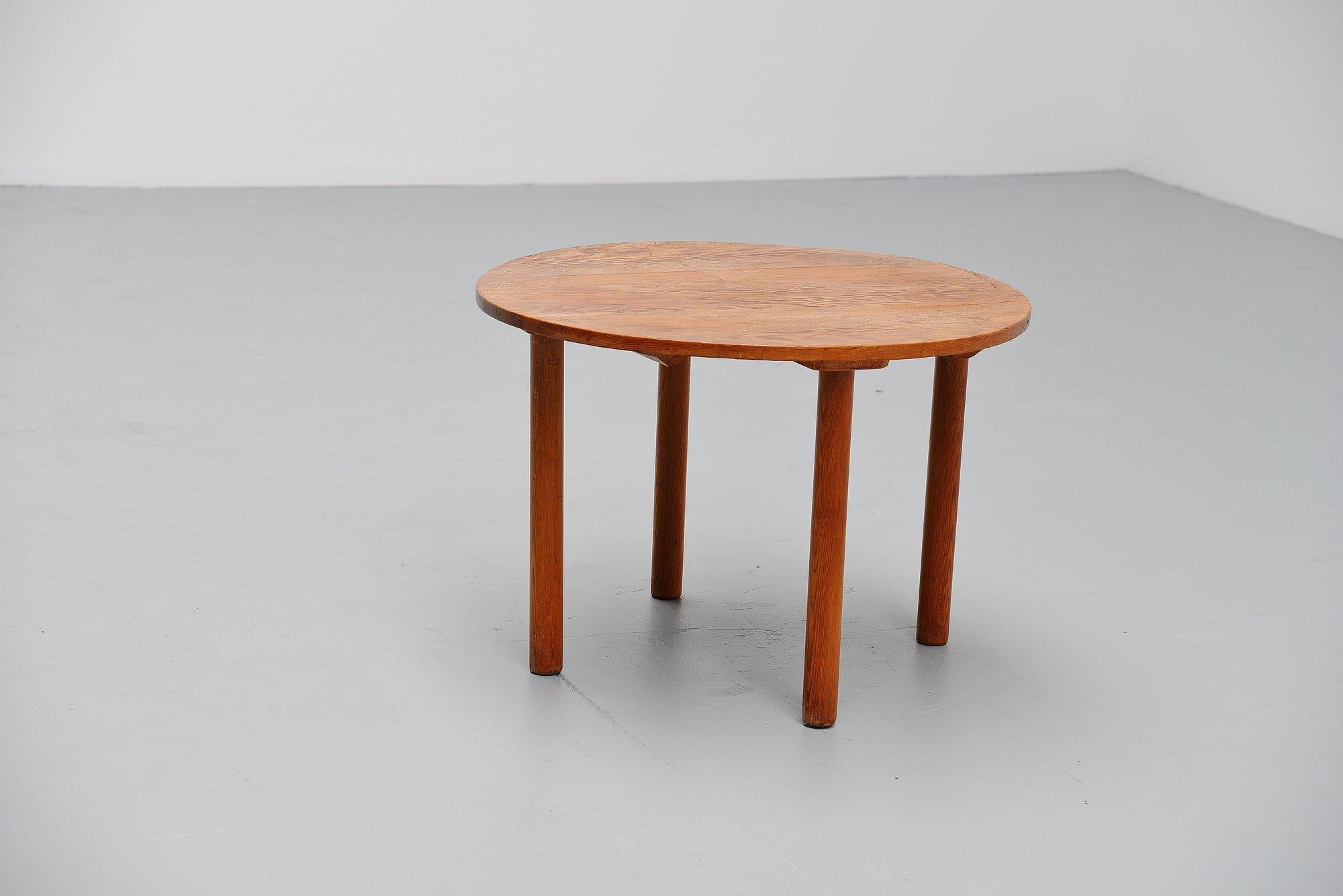 Unique coffee table designed and made by Gerrit Thomas Rietveld, designed for Gabriel Smit, poet, writer and reporter. At the time of his marriage, Gabriel Smit furnished his interior with furniture designed by Gerrit Rietveld in 1930. Including