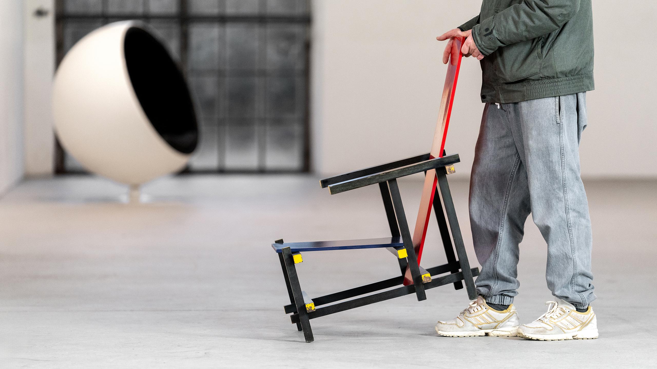 ESCULTURA RACIONAL

La silla roja y azul de Gerrit Rietveld es uno de los muebles más emblemáticos del diseño De Stijl y un símbolo del movimiento de diseño moderno. 

Fue diseñado por Rietveld en 1918 y más tarde, en la década de 1920, recibió los