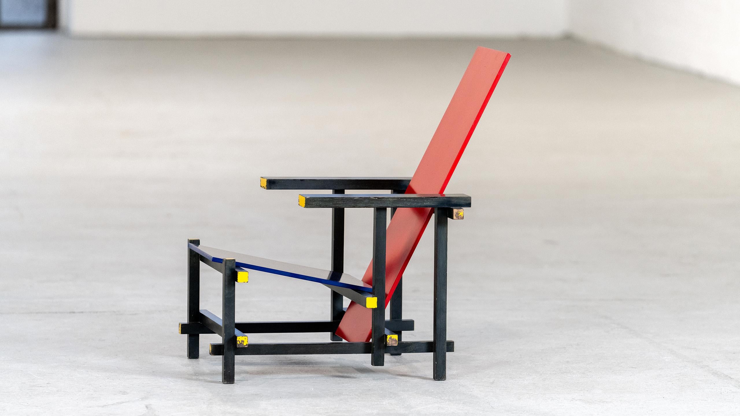 Gerrit Rietveld - Silla temprana roja y azul nº 231 de Cassina De Stijl  Bauhaus Italiano