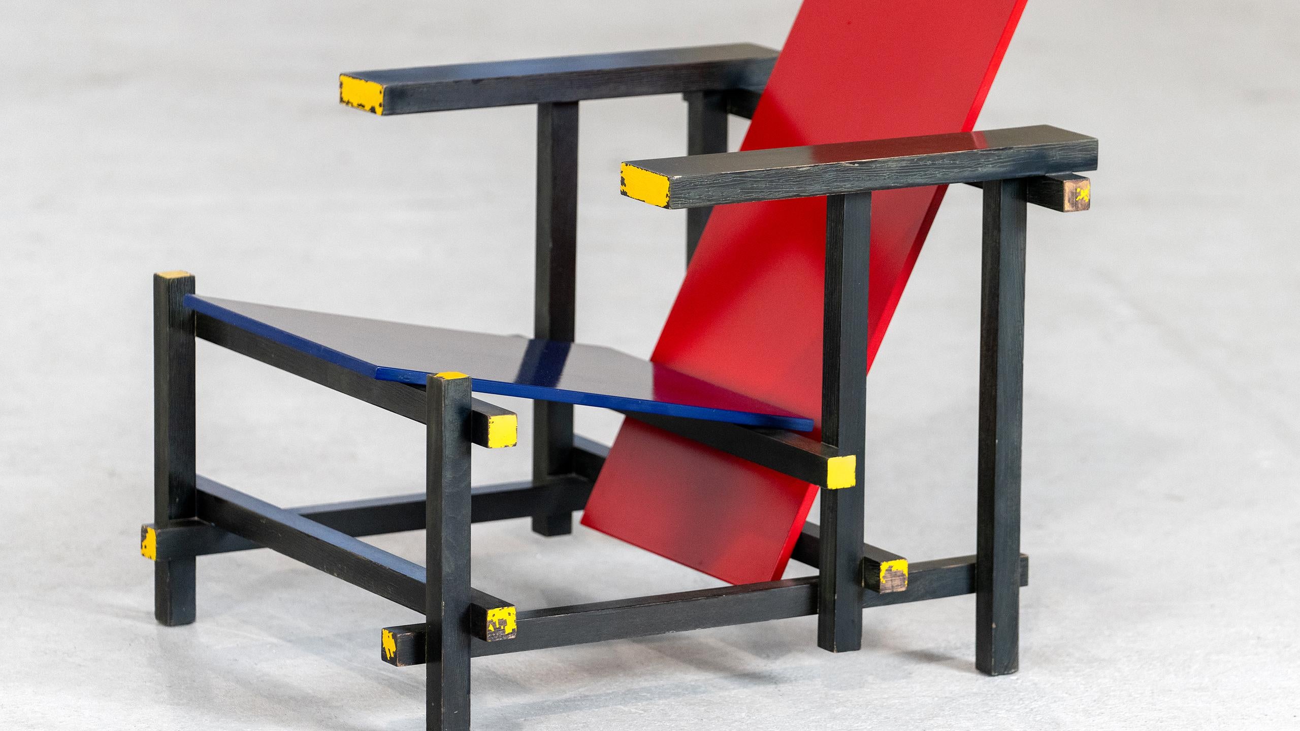 Gerrit Rietveld - Silla temprana roja y azul nº 231 de Cassina De Stijl  Bauhaus principios del siglo XX