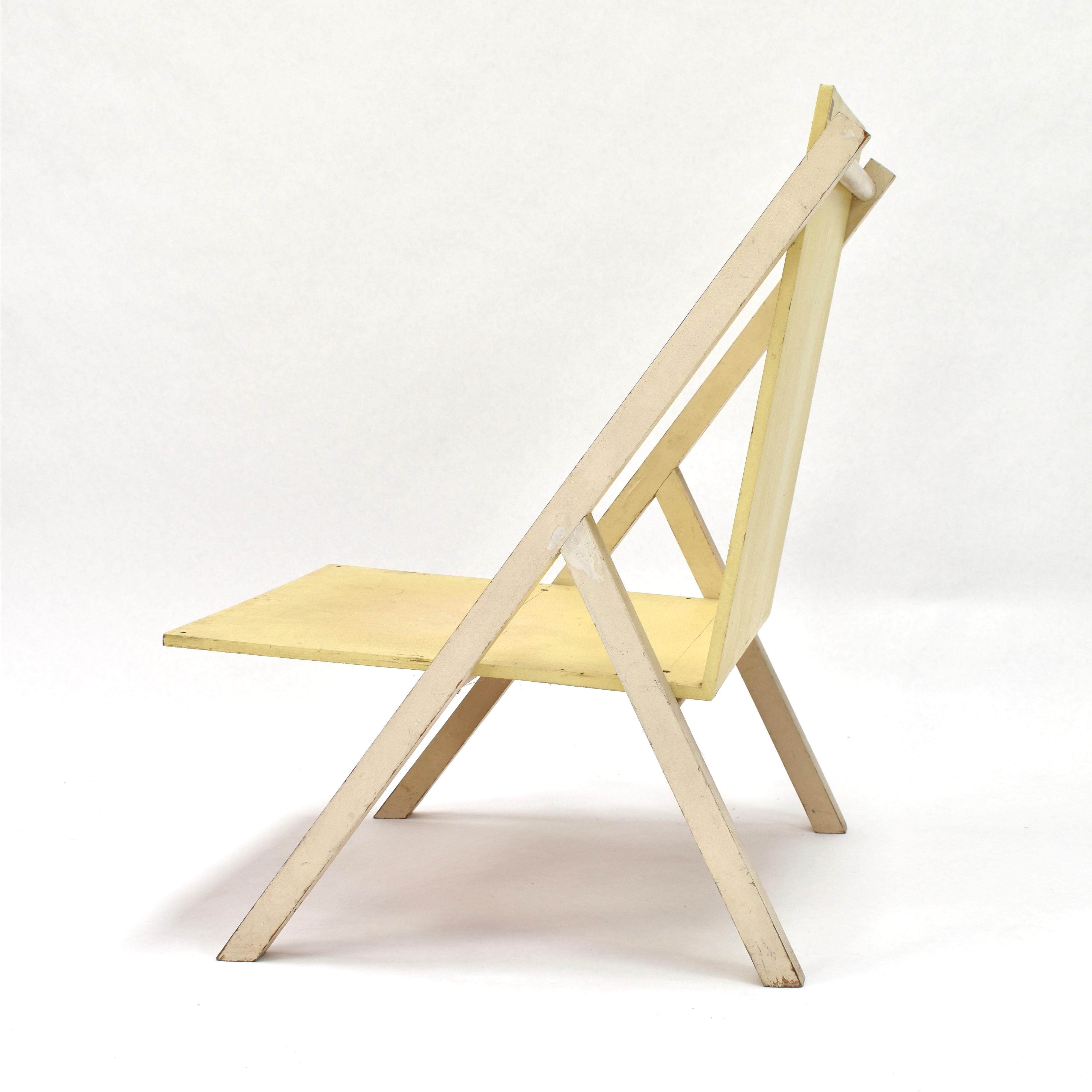 Ein Museumsstück! Prototyp für einen Salonstuhl von Gerrit Rietveld Jr. 1920 - 1961, Sohn des berühmten niederländischen Designers Gerrit Rietveld Sr. der zur Gruppe 'De Stijl' gehörte.
Ein ähnlicher Stuhl befindet sich in der Sammlung des