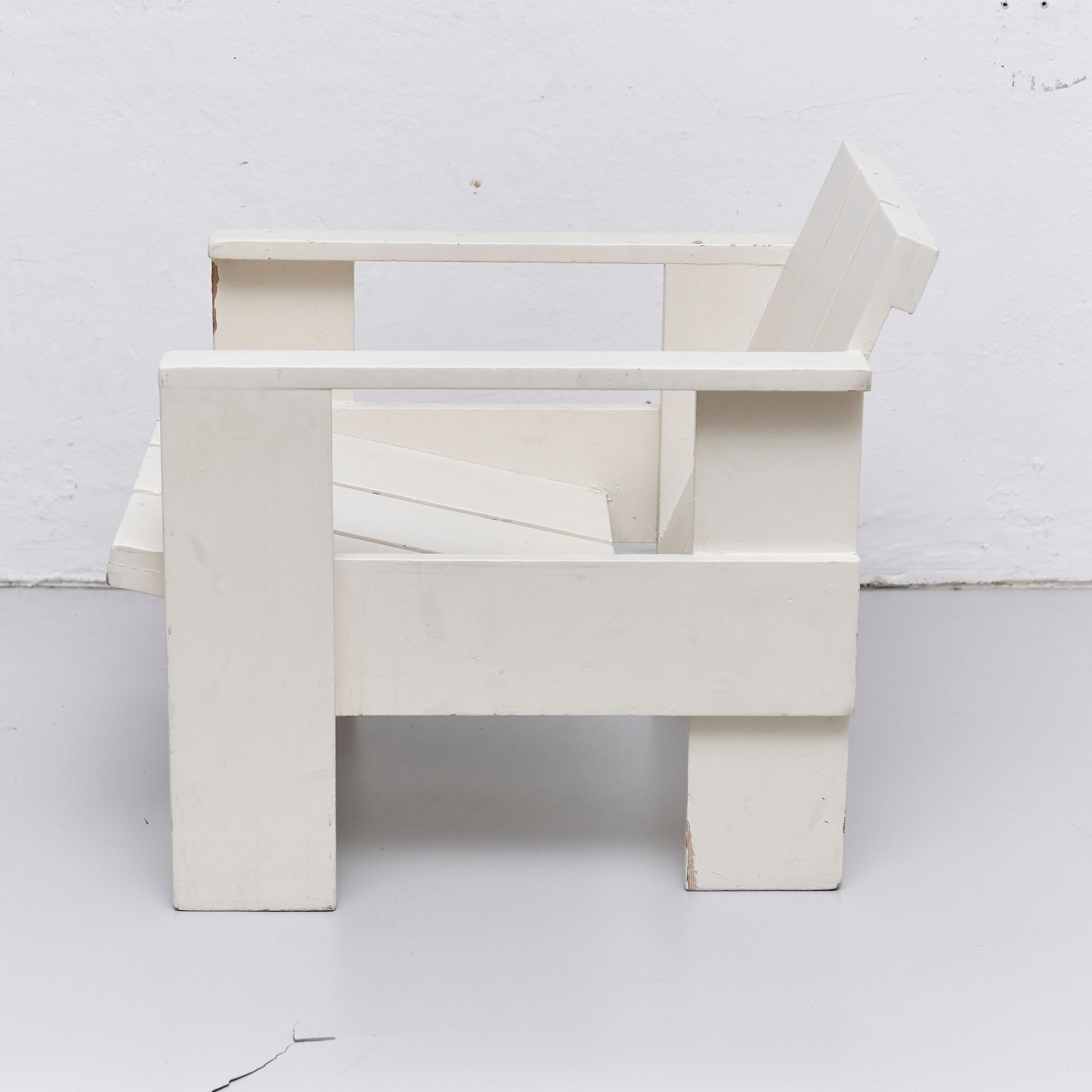 After Gerrit Rietveld Mid-Century Modern White Wood Crate Chair, circa 1950 In Good Condition In Barcelona, Barcelona