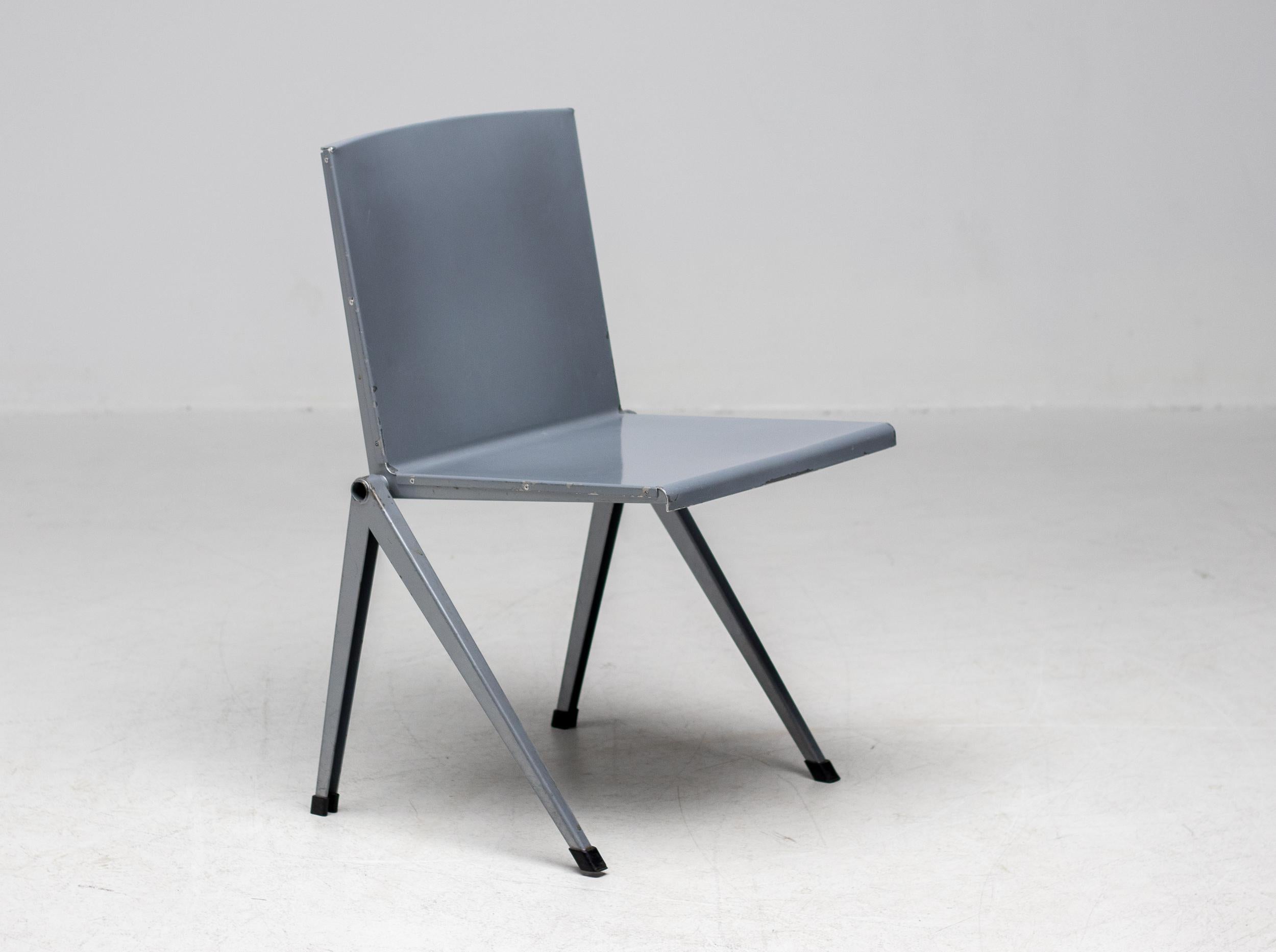 Sedia 'Mondial' progettata da Gerrit Rietveld per l'Esposizione Mondiale di Bruxelles del 1958. 
Questa sedia è una riedizione successiva di 'Rietveld Originals' e prodotta da Gispen. 
La sedia Mondial fa parte dell'attuale esposizione del