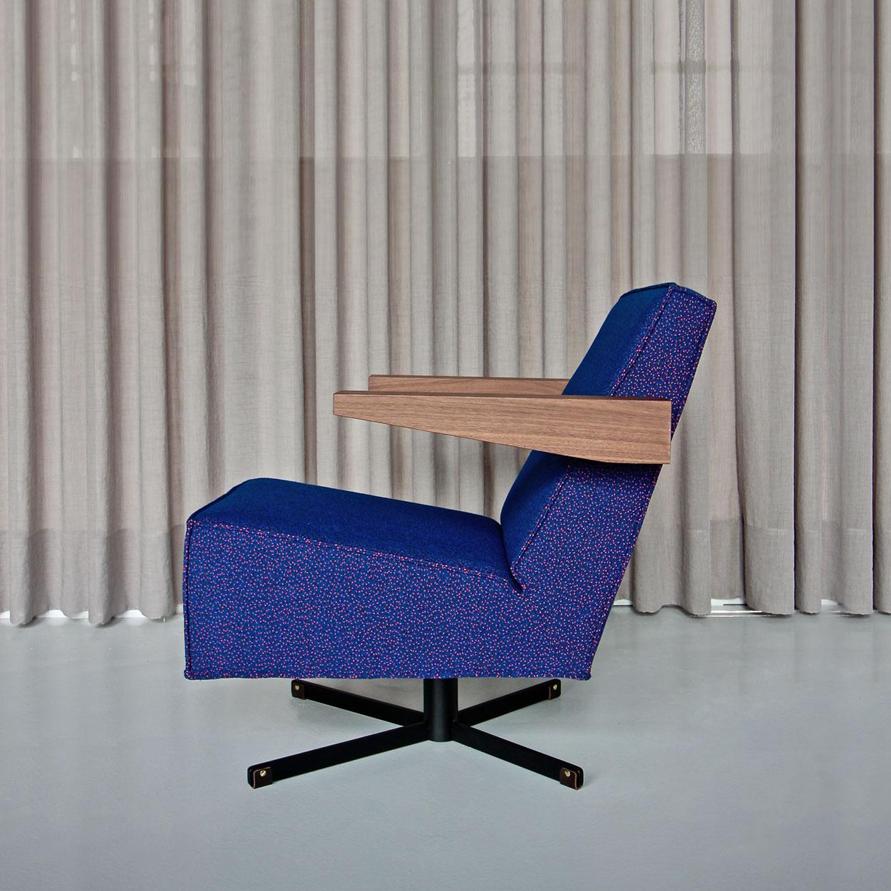 By Spectrum

Designed By Gerrit Rietveld 1958

The Press Room Chair was designed in 1958 by Gerrit Rietveld for the UNESCO building in Paris. Rietveld designed the armchair as a comfortable lounge chair for journalists at the reading table in the