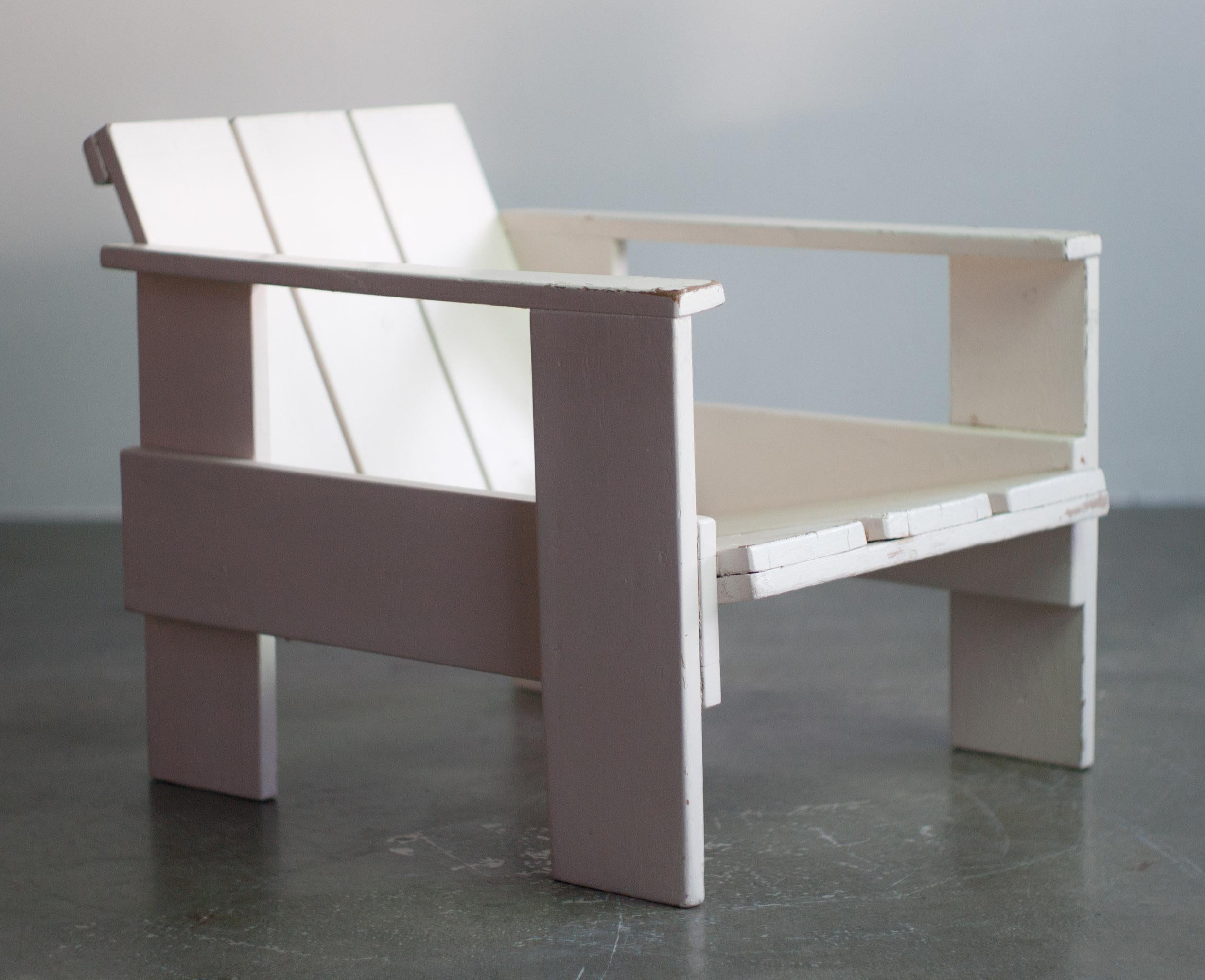 Gerrit Rietveld Crate chair for Metz & Co.

Provenance: A highly regarded Dutch family with an interesting and versatile furniture and art collection. This chair was bought, by one of the deceased family members, in the 1930s at Metz & Co in