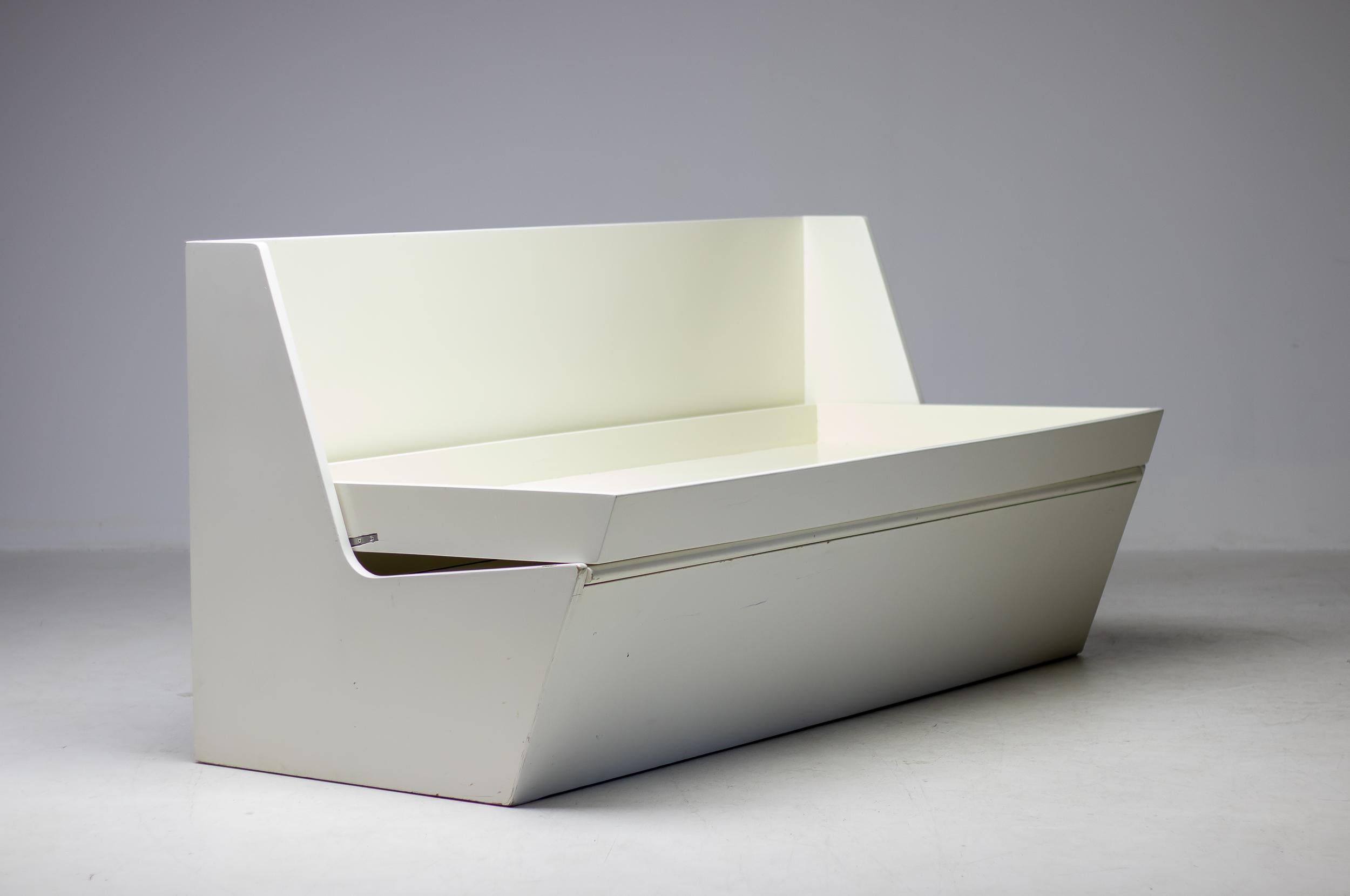 Canapé-lit R25 original de Gerrit Rietveld, exceptionnellement rare, en bois d'épicéa, conçu en 1936 pour Metz & Co. Le dossier se replie pour former un lit et le siège recouvre un compartiment de rangement.
Un exemplaire similaire de ce canapé fait
