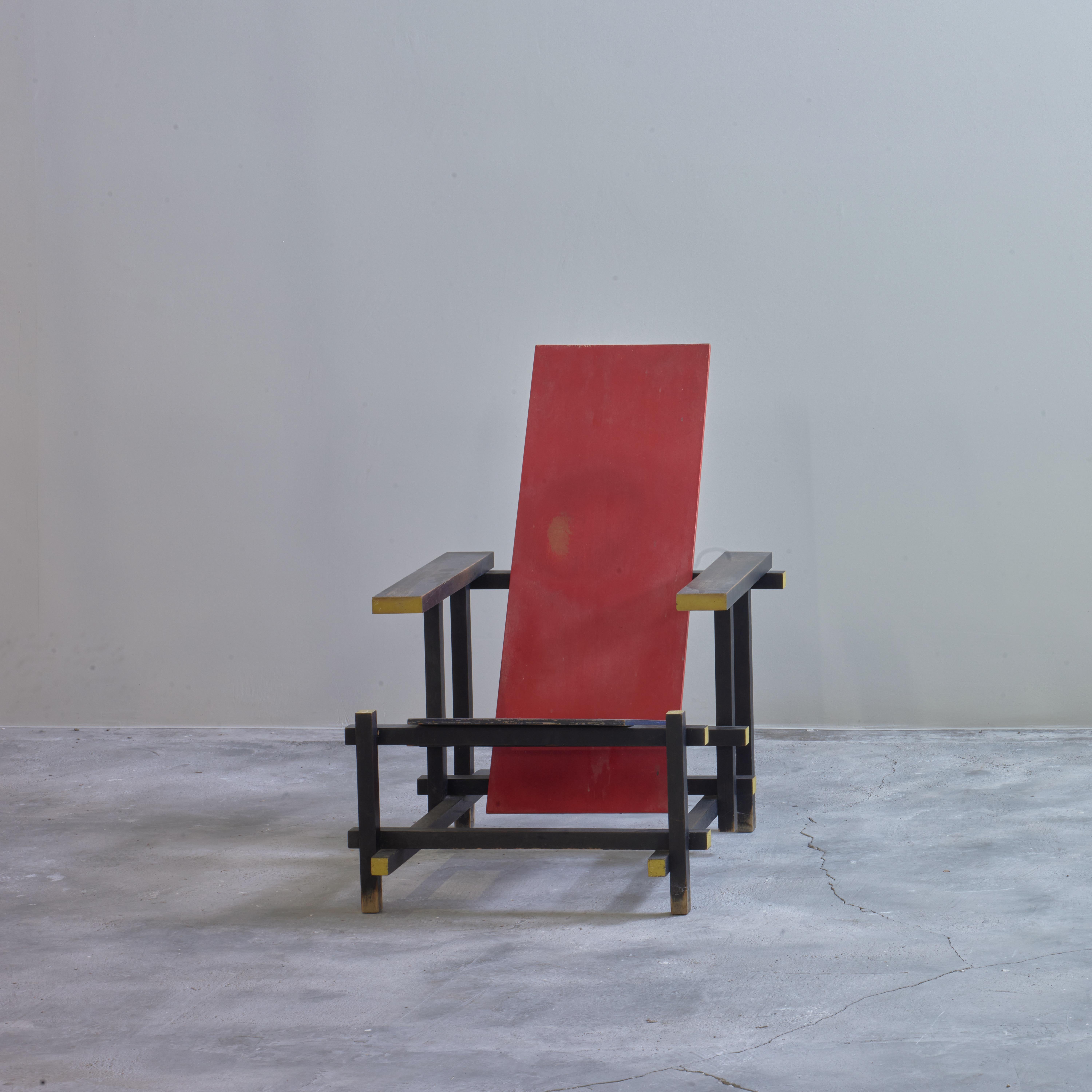 De Stijl Gerrit Rietveld, chaise rouge et bleue / Authentique chaise en vente