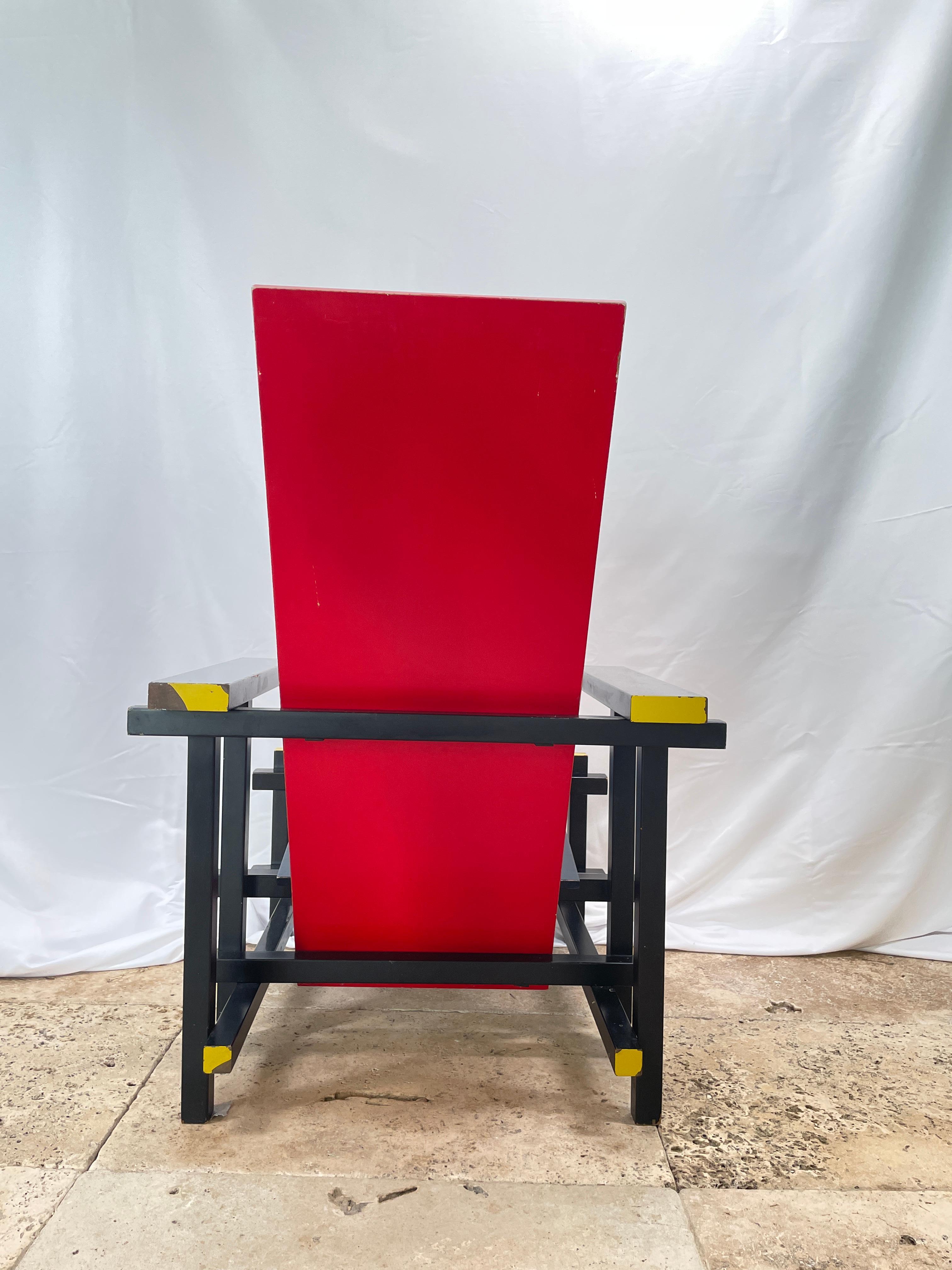 de stijl art movement’s angu­lar red and blue chair