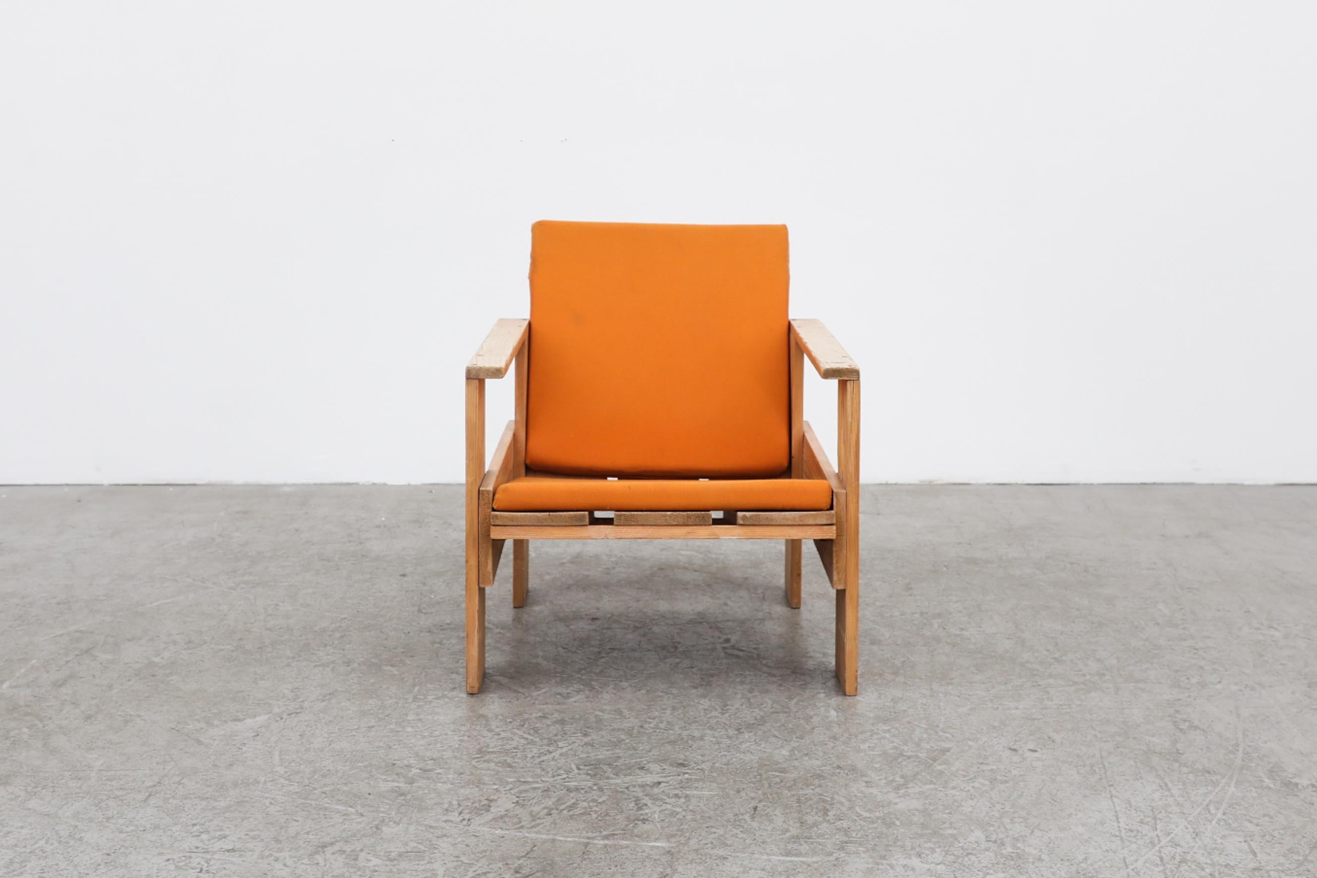Unique Gerrit Rietveld style plywood crate chair in original condition. Designed in the 1934 to produce affordable furniture for the masses utilizing the abundance of wooden transportation crates. This lounge chair is an iconic and collectible