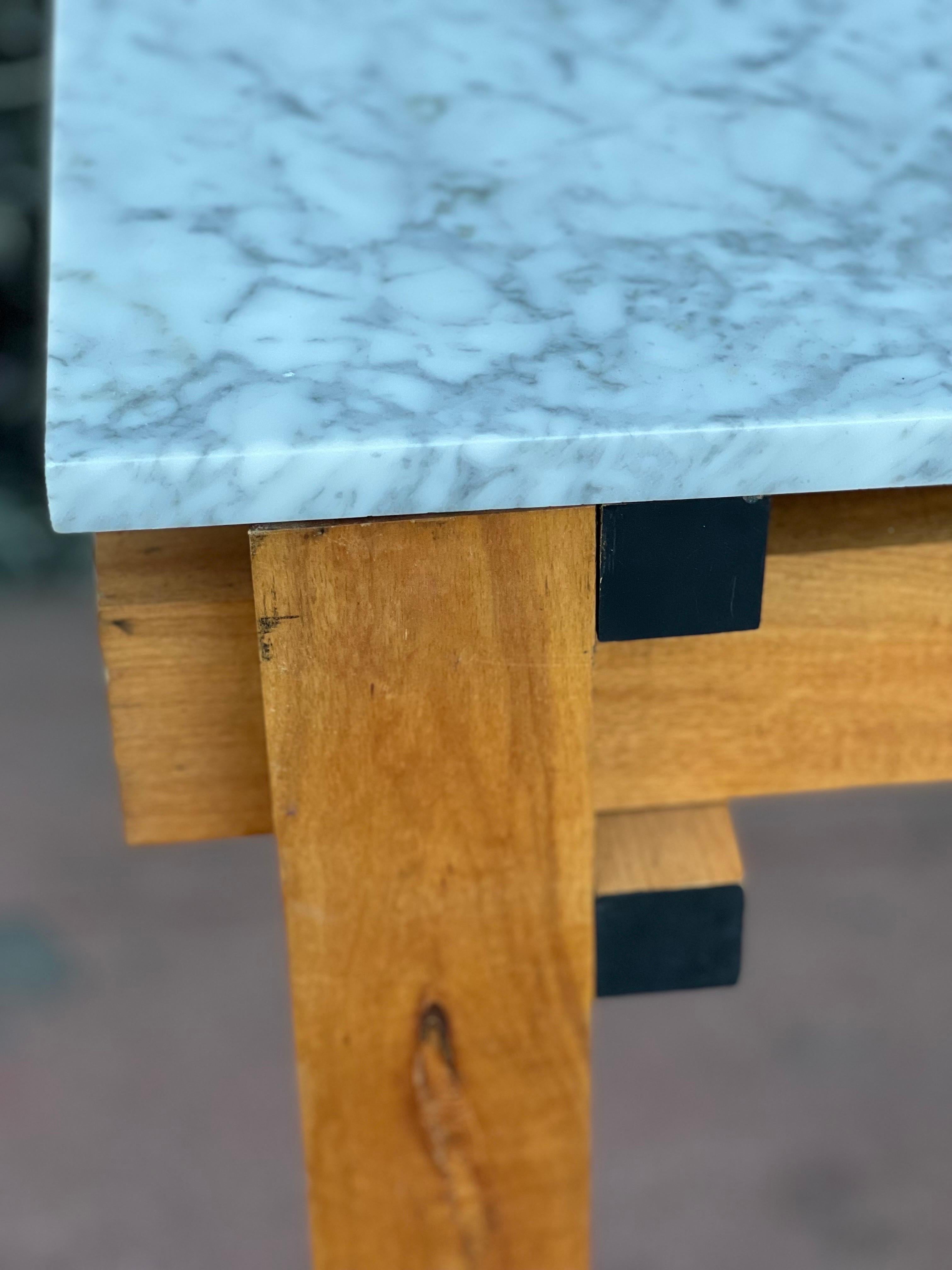 Militärischer Tisch im Gerrit Rietveld-Stil mit Esstischsockel  (Holz) im Angebot