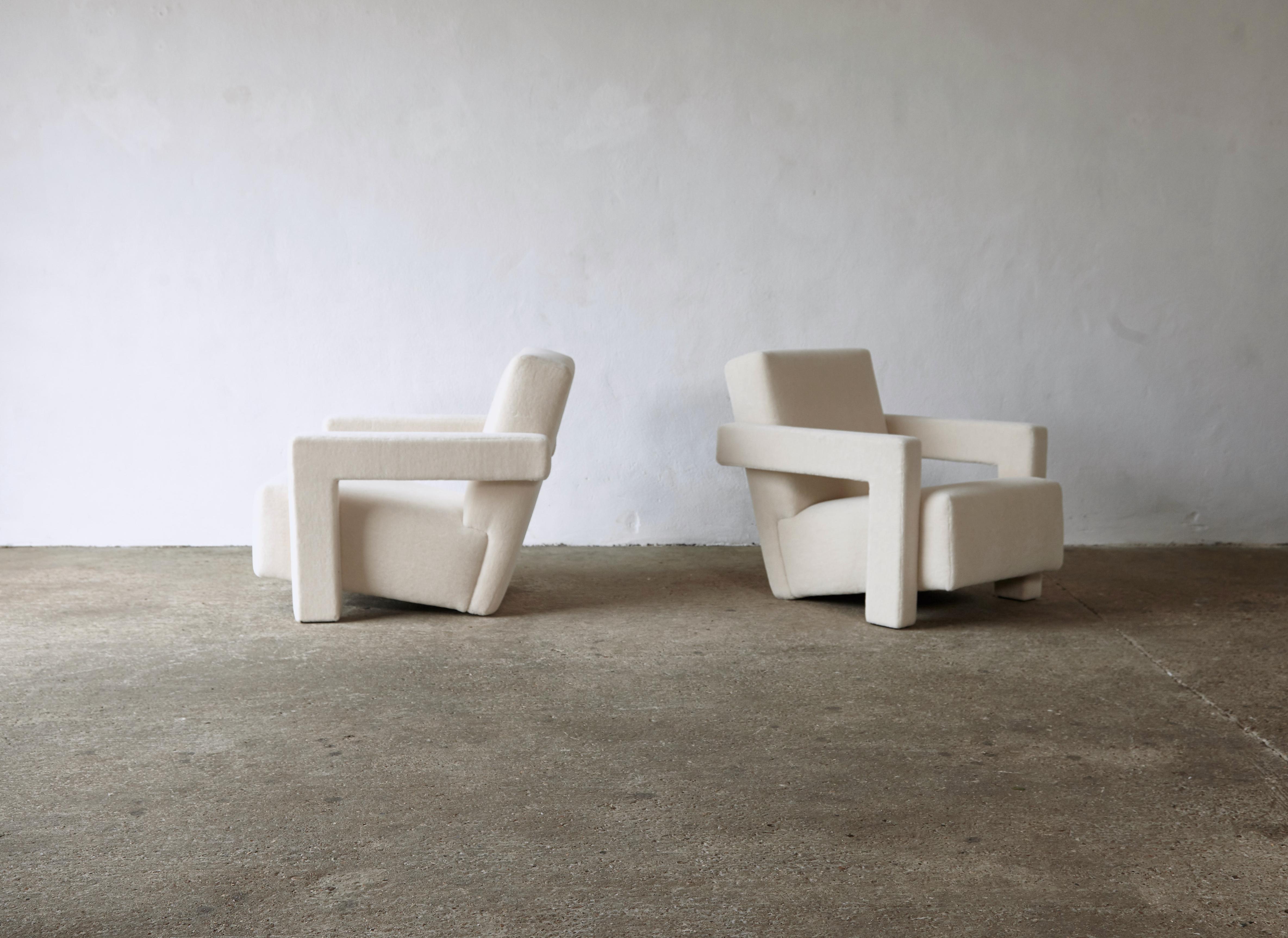 Une paire de fauteuils Gerrit Rietveld Utrecht, produits par Cassina, et nouvellement tapissés d'un tissu blanc (avec une touche de crème) très doux, de première qualité, 100 % laine d'alpaga. Cassina étiquette les dessous. Prix et vente par paire.