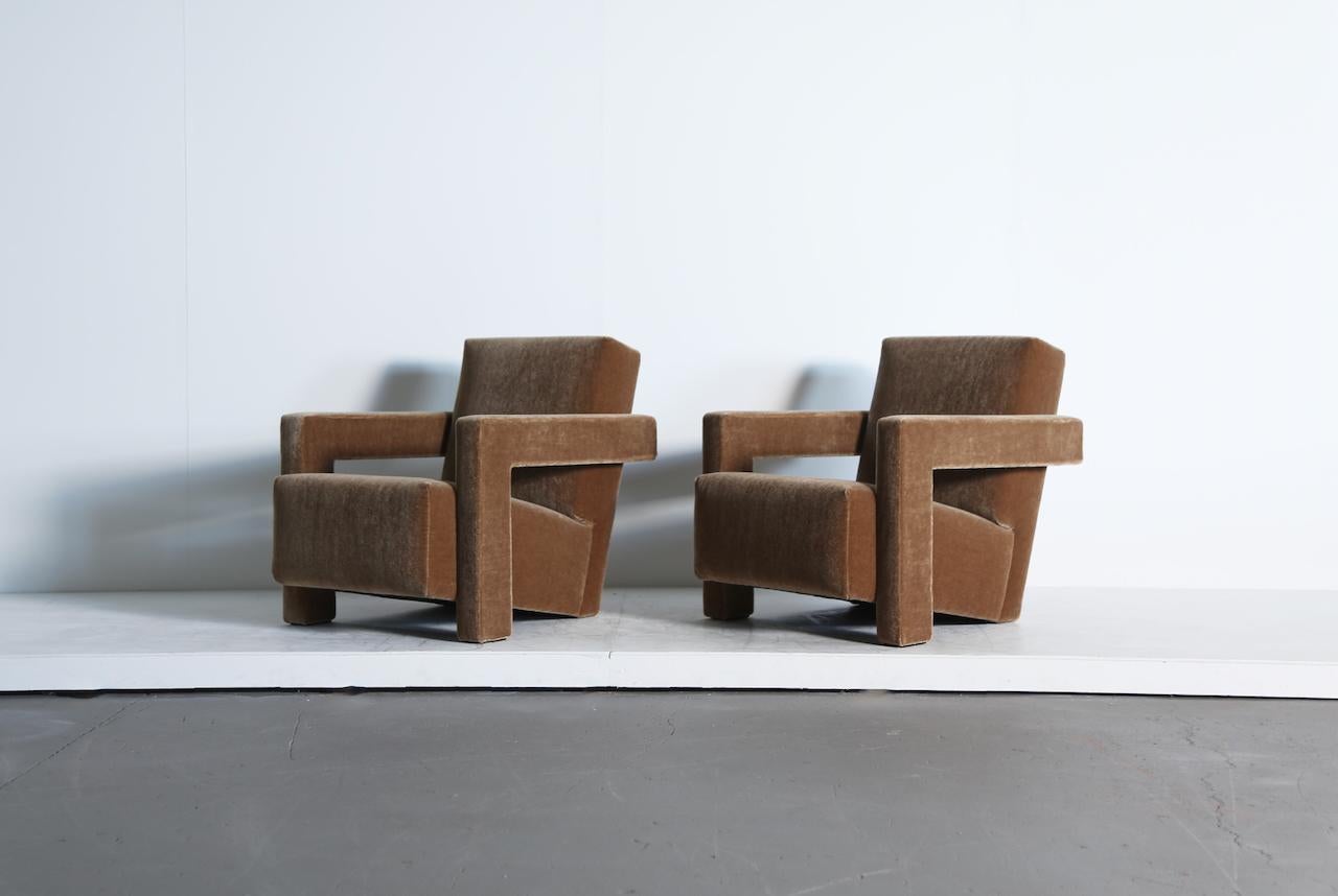 Una coppia di poltrone Gerrit Rietveld Utrecht, prodotte da Cassina e rivestite di recente in un morbido e lussuoso tessuto 100% mohair color marrone dorato. Cassina etichetta al di sotto. Sono venduti insieme come coppia.   Spedizione veloce in