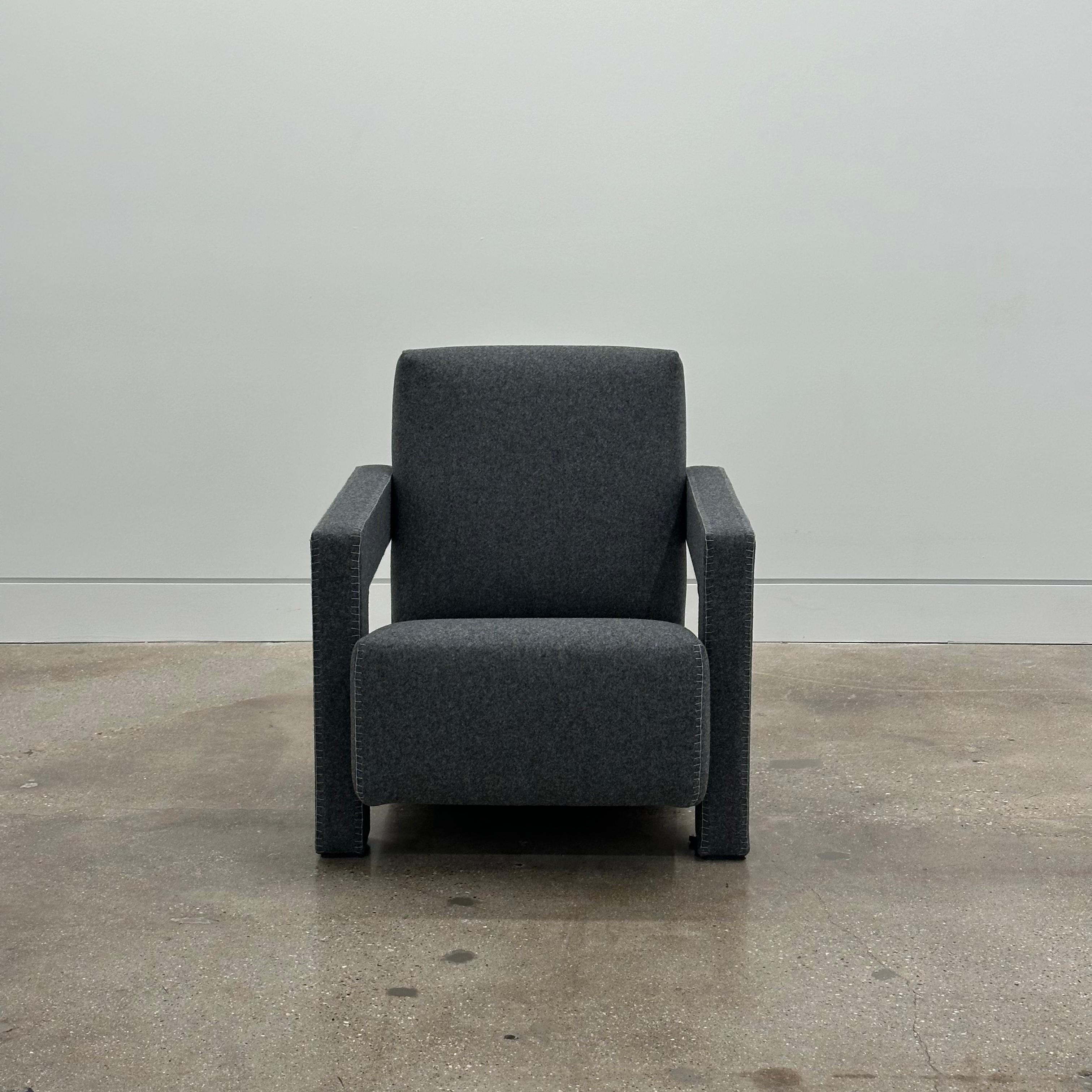 Sessel, entworfen von Gerrit Thomas Rietveld im Jahr 1935. Der Utrecht-Sessel ist das überrationale Gesicht der neoplastischen Bewegung, die von Gerrit Rietveld 1935 entworfen wurde und in die Designgeschichte eingegangen ist. Professionell