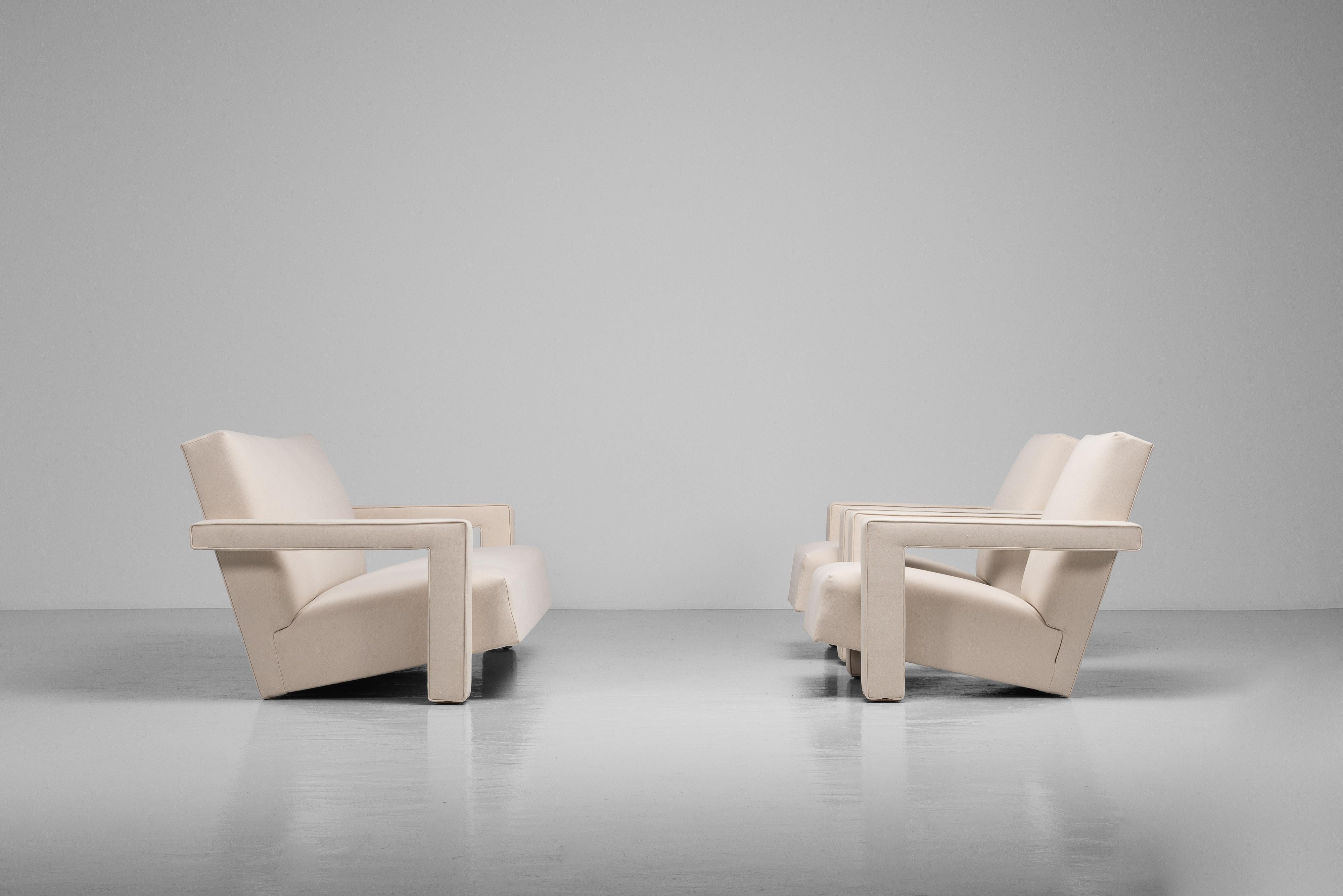 Cet ensemble exceptionnel de canapé et de chaise longue se distingue comme l'une des très rares créations confortables de l'architecte et designer néerlandais Gerrit Thomas Rietveld. Créé pour la première fois en 1935, il marque un tournant