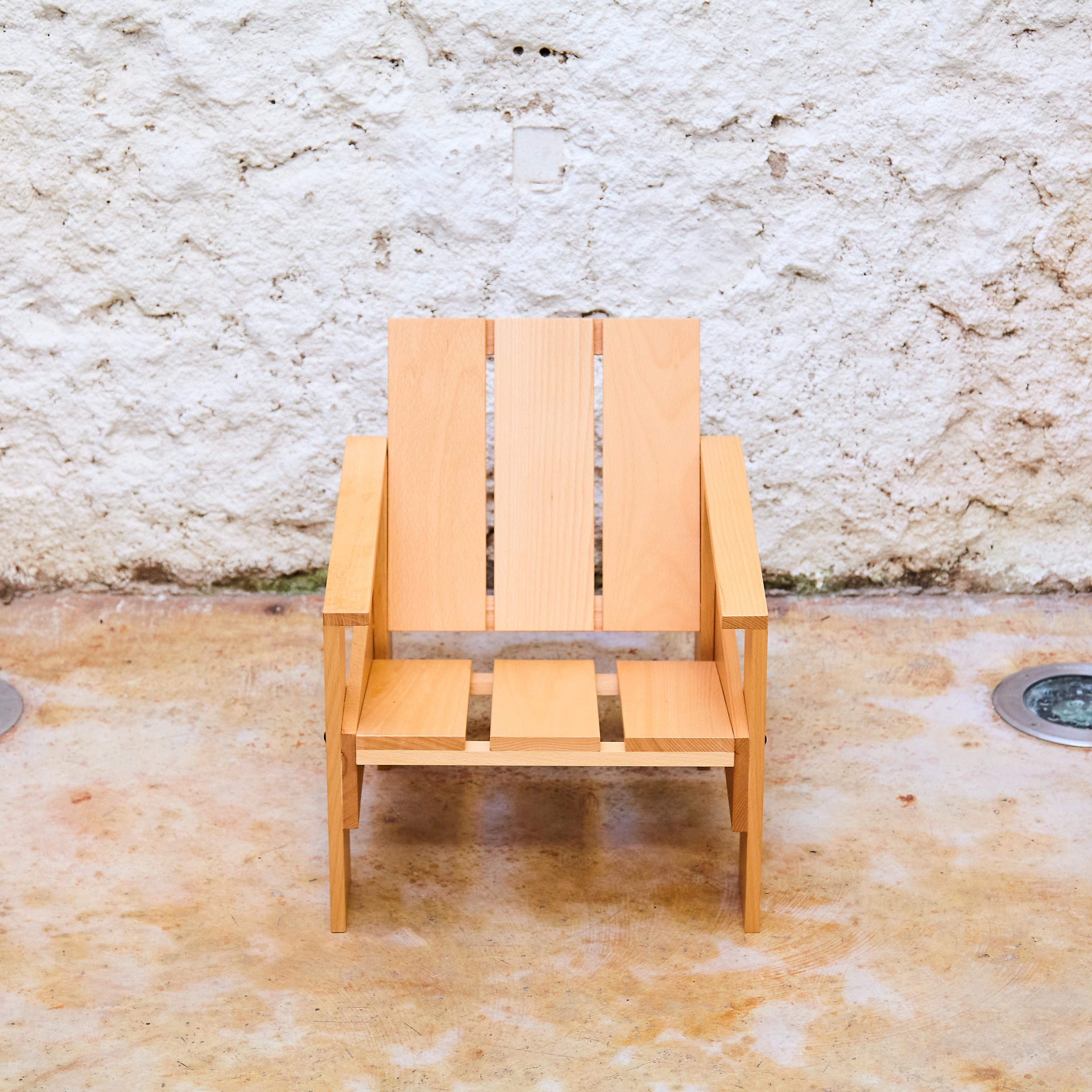 Niedriger Schubladenstuhl aus Naturholz mit Lack für Kinder von Gerrit Rietveld. Produziert von der Familie Rietveld mit individueller Nummer und Chip. Schönes und lustiges Design. Dieser Stuhl hat die Seriennummer: CCLS 00772.

Hergestellt in den