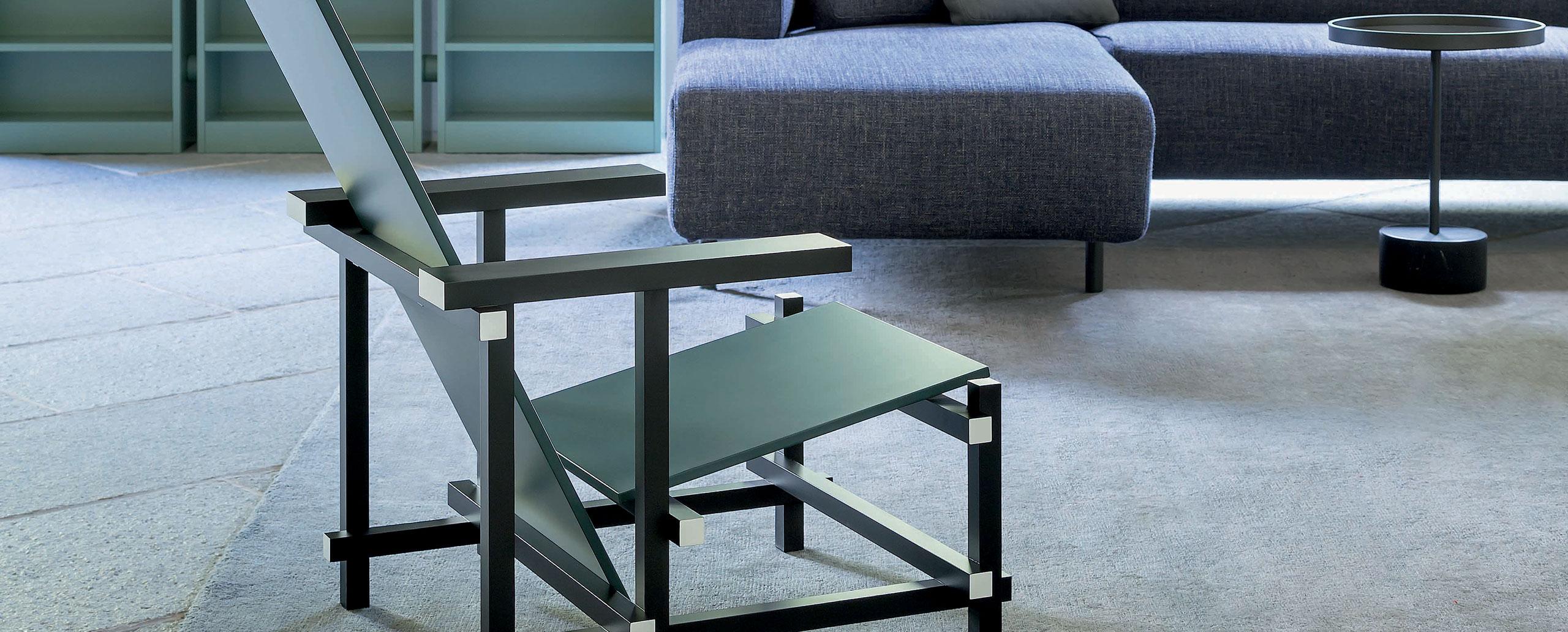 italien Gerrit Rietveld version Zeilmaker de la chaise noire, rouge et bleue par Cassina en vente