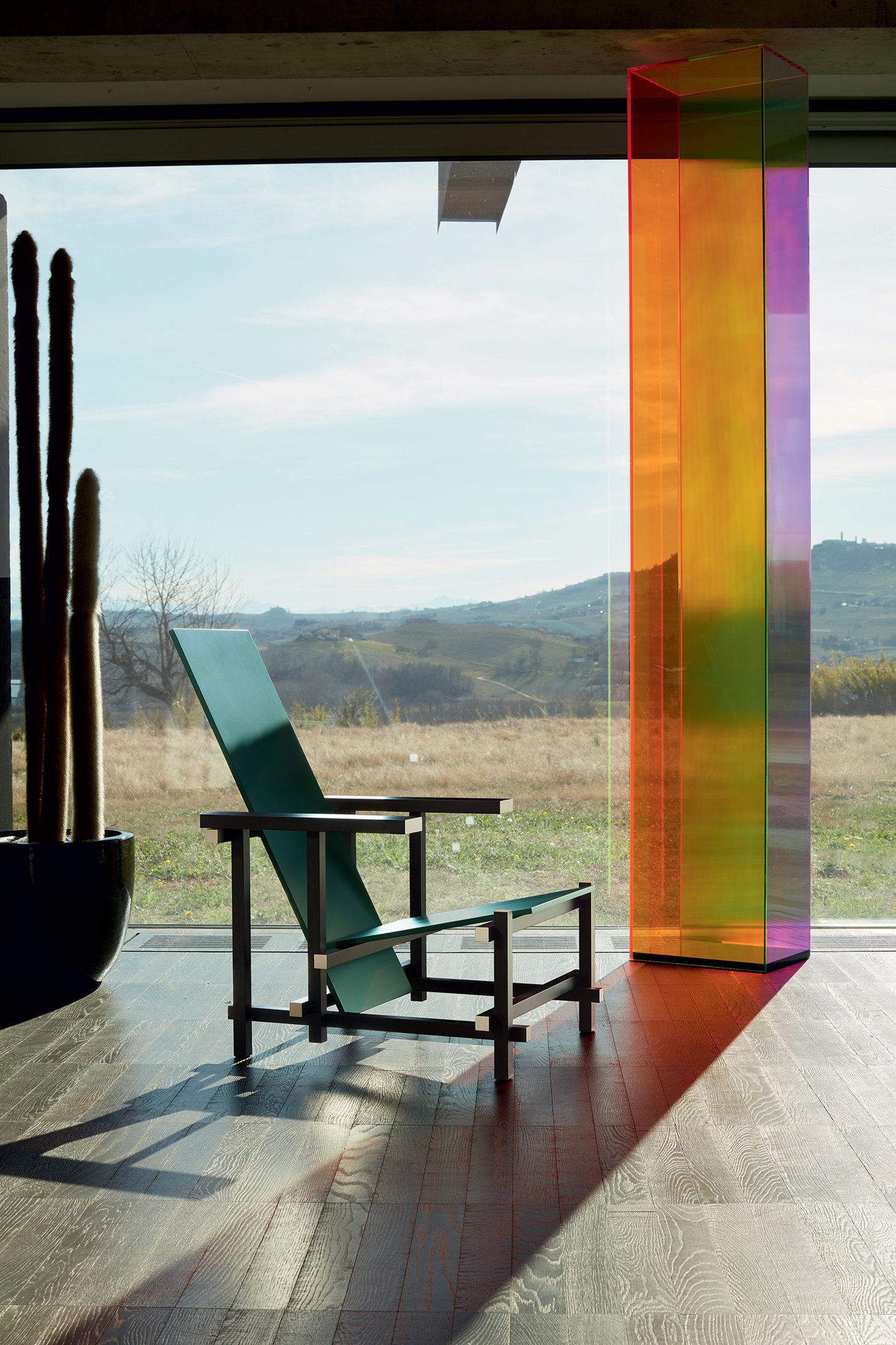 Los precios varían según el tamaño/modelo y el material del producto. Silla diseñada por Gerrit Rietveld en 1920. Relanzada en 2015. Fabricado por Cassina en Italia. Una de las versiones del emblemático modelo fechada en 1918. La estructura es de