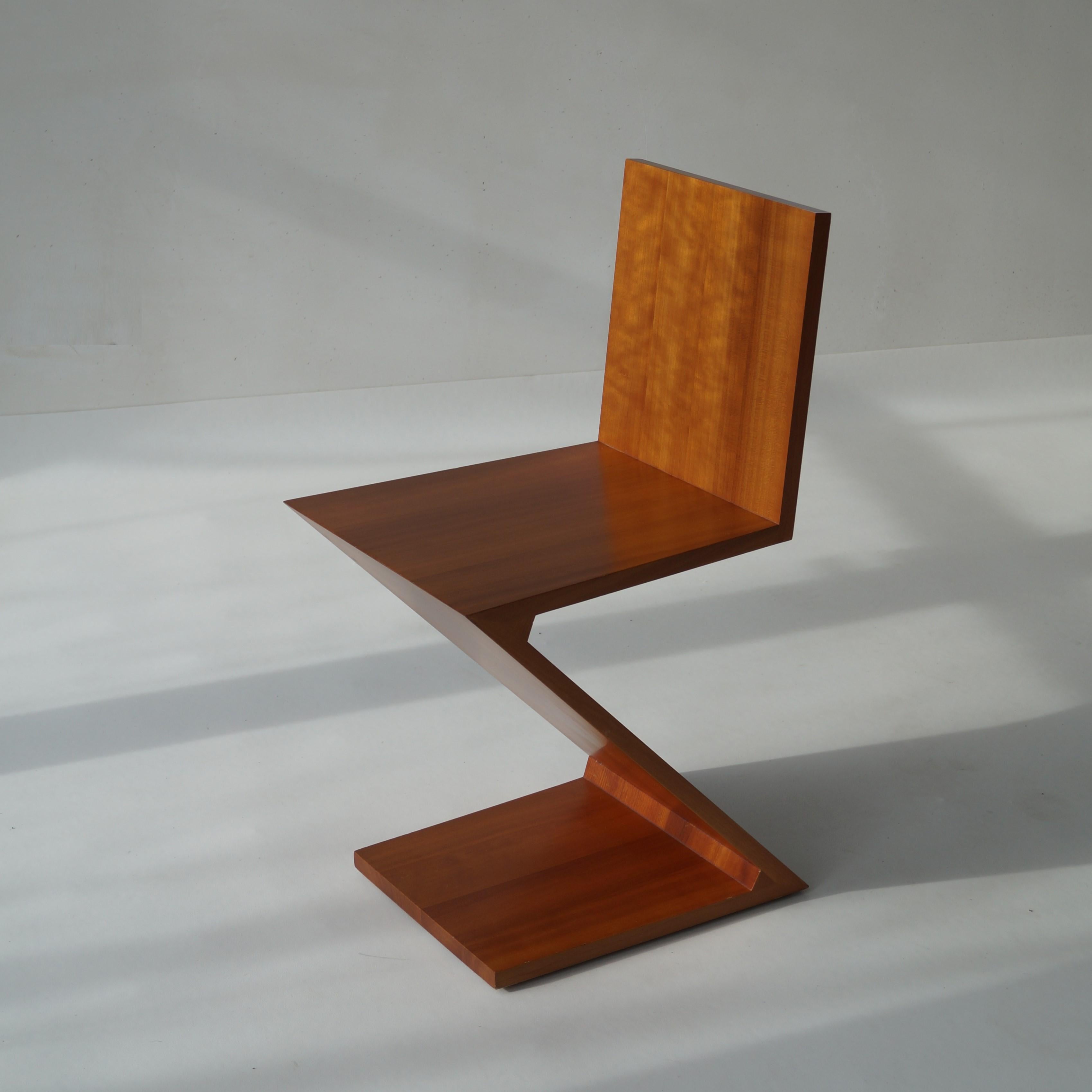 Gerrit Rietveld Zig Zag chair by Cassina, 1980s 5