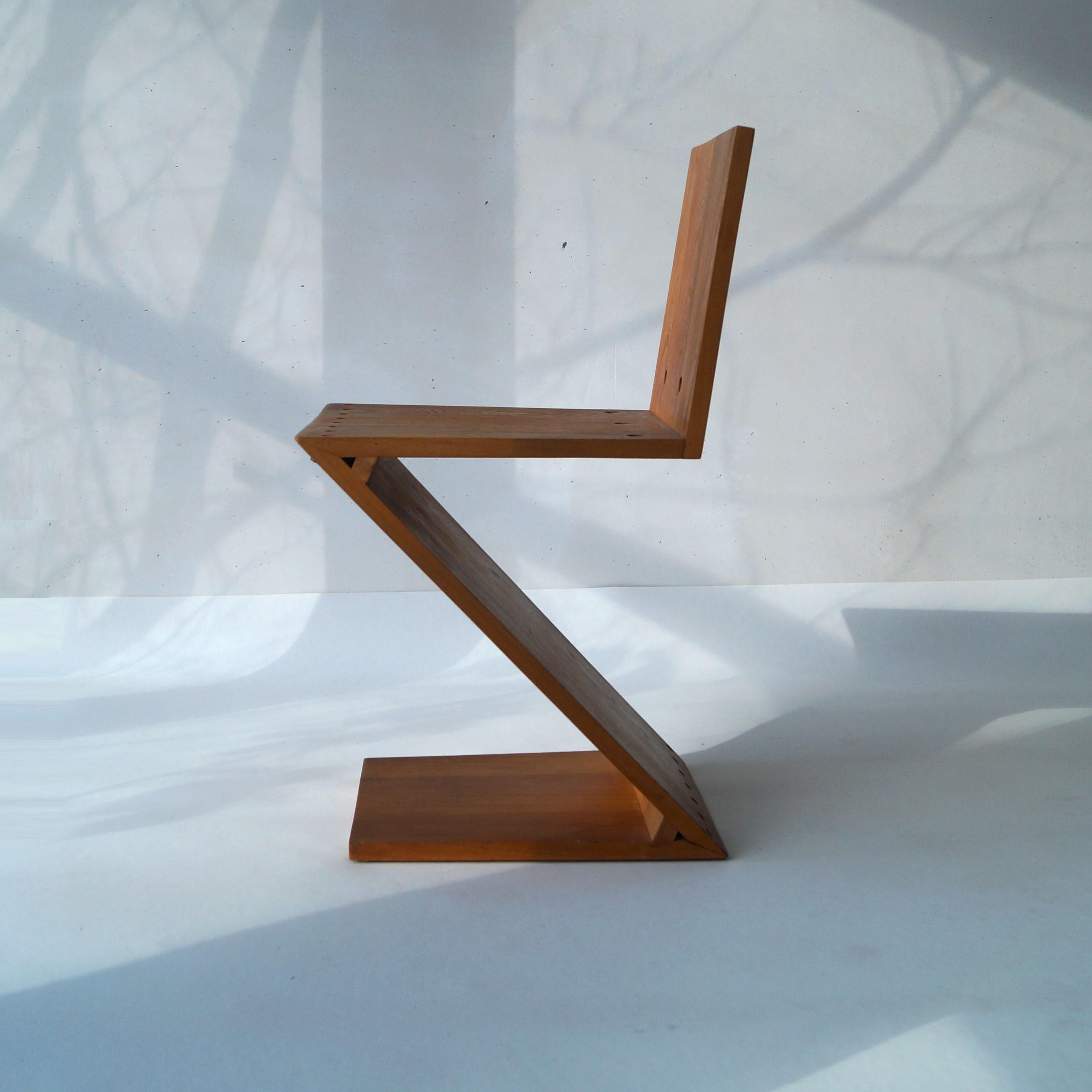 L'emblématique chaise Zig/One, Design/One de Gerrit Thomas Rietveld, fabriquée par G.A. van de Groenekan, vers 1959, Pays-Bas. Une pièce très recherchée par les décorateurs d'intérieur ainsi que par les collectionneurs de ''De Stijl'' et de 
