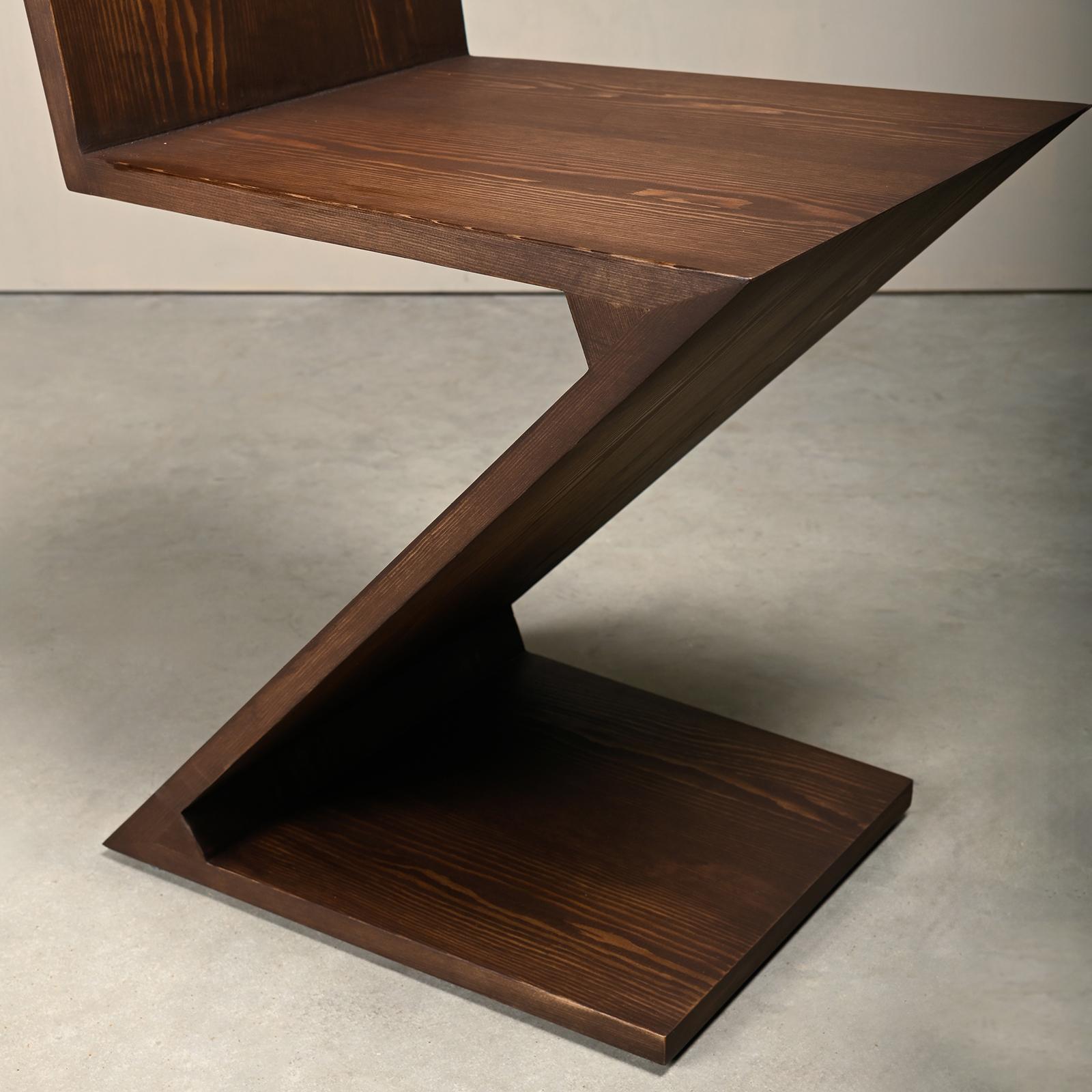 Gerrit Rietveld Stil Zig Zag Stuhl ist dunkelbraun gebeizt Holz 9
