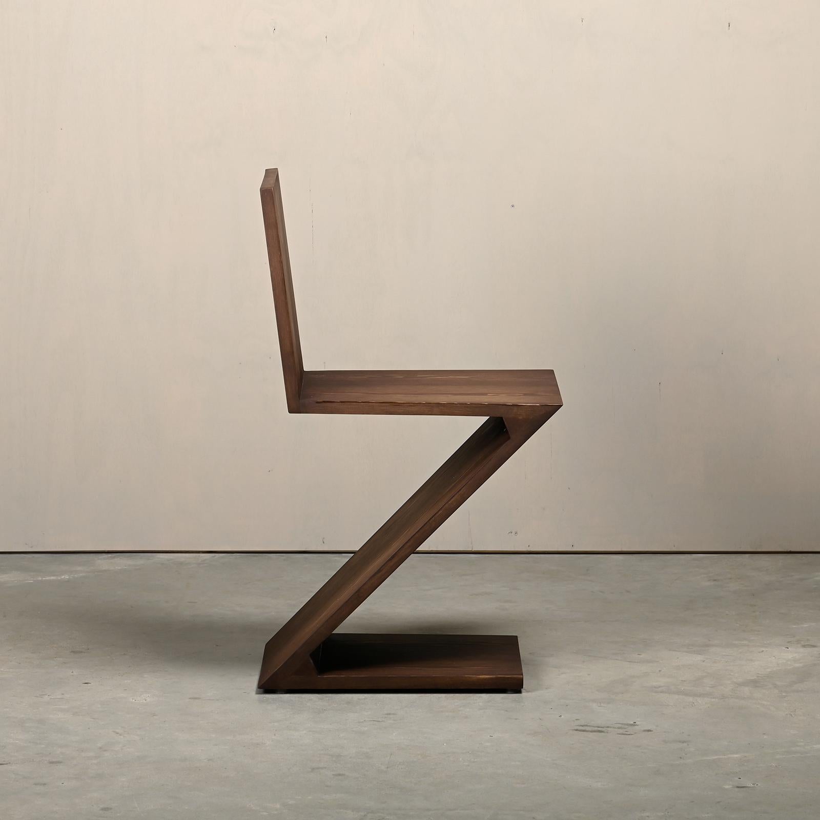 Diese Zig Zag Stühle werden von einem lokalen Handwerker nach dem Entwurf von Gerrit Rietveld hergestellt. Dunkelbraun gebeiztes Massivholz mit schönen Details und Holzverbindungen. Sehr guter und stabiler Zustand. Zwei Stühle verfügbar und separat