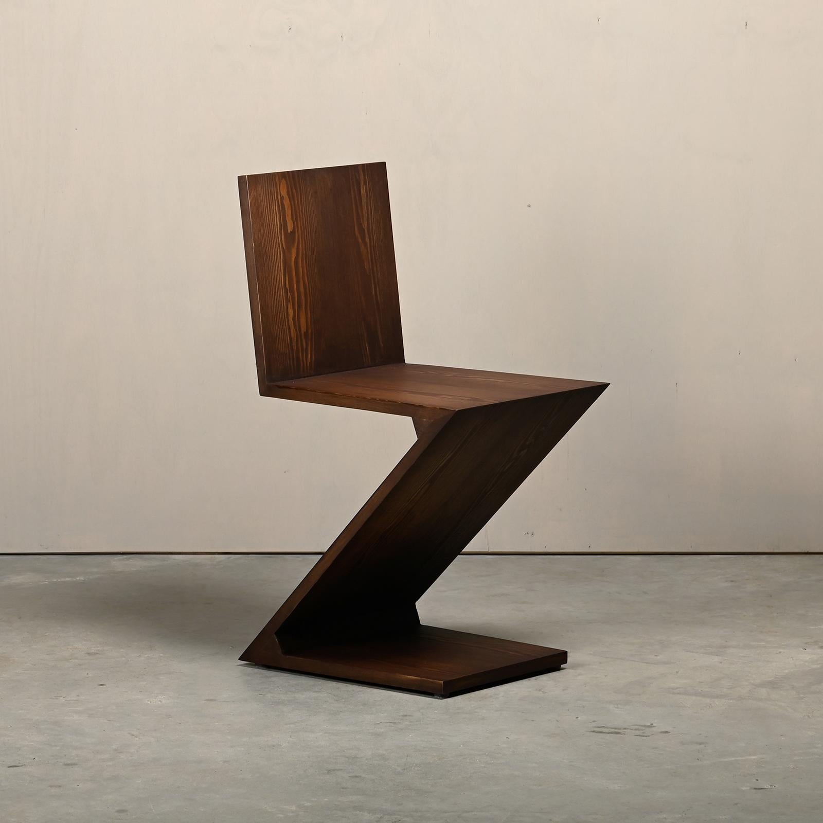 Gerrit Rietveld Stil Zig Zag Stuhl ist dunkelbraun gebeizt Holz (Moderne)