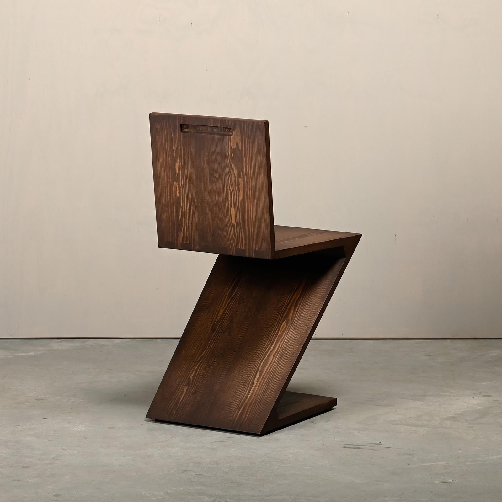 Gerrit Rietveld Stil Zig Zag Stuhl ist dunkelbraun gebeizt Holz im Zustand „Gut“ in Amsterdam, NL