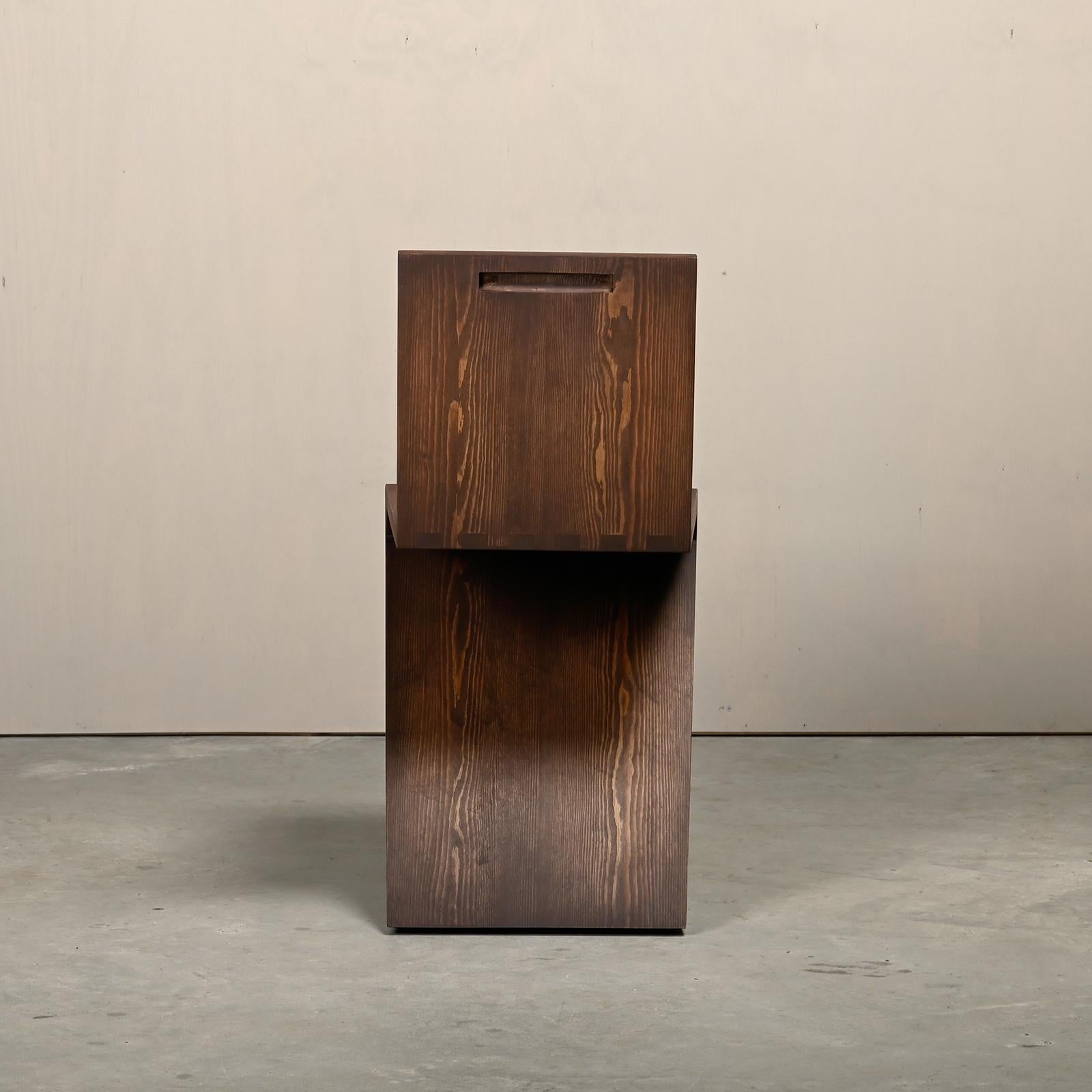 Gerrit Rietveld Stil Zig Zag Stuhl ist dunkelbraun gebeizt Holz (Mitte des 20. Jahrhunderts)